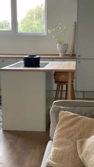 Rebecca Lina Instagram - Heute kommt meine Familien Bande wieder nach Hause und natürlich freue ich mich, obgleich ich auch gut noch eine Woche alleine mit mir sein könnte. Für manche mag es sich egoistisch anhören - für mich ist es ganz klar Selbstfürsorge. Der ersten zwei Tage der sieben Tage habe ich hier noch aufgeräumt und bin der jahrelangen in mir festsitzenden Disziplin nachgegangen ins tun zu kommen. Also in Ruhe zu arbeiten, in Ruhe die Speisekammer Bund Abstellraum aufräumen ect. Glücklicherweise war ich krank und mein Körper hat mir ziemlich laut gesagt hör auf ! Ruhe dich aus ! Und genau das habe ich getan - nichts ! Ich bin einfach nur mit mir gewesen - ich habe im Garten gesessen und Bienen beobachtet - das war heilsam für Körper und Seele - mein Geist durfte meine Melodie wieder hören und kreativ wandern. Ganz ohne das meine Hände ins Tun gekommen wären. Diesen Zustand hatte ich über die letzten 15 Jahre verloren doch nun wiedergefunden. 
Es darf sein, das wie als Frauen wieder unseren Platz einnehmen und einfach EMPFANGEN - all das, was wir oftmals 24/7 in unserem Leben machen ist dem GEBENDEN Prinzip zugeordnet also dem stetigen machen und tun. Natürlich ist es schön für unsere Kinder da zu sein zu begleiten für die Familie zu sorgen, einem Beruf nachzugehen , das Haus immer wieder einen schönen Zustand zu bringen usw.  doch merke ich für mich wie wichtig es ist, sich selbst dabei nicht völlig aufzugeben. Wenn wir unseren eigenen Herzschlag nicht mehr hören, da die Welt um uns herum zu laut ist, dann ist es Zeit mal den Pause Knopf zu drücken. In diesem Sinne vergesse dich nicht, es ist nur dieses eine Leben das du führst - nutze es für dich. Voller Liebe für euch alle wünsche ich einen schönen Freitag