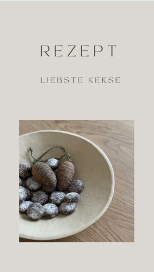 Rebecca Lina Instagram - Zutaten für 12 Stück
1 EL Butter
100 gr gehackte Zartbitterschokolade
1 Ei
55 gr Zucker
55 gr Mehl
55 gr gemahlene Mandeln
1 TL Zimt
Wenn du magst Chilliflocken oder Pulver oder das Gewürz “alles liebe” von Sonnentor
1 EL Puderzucker

Die Butter und die Schokolade über dem Wasserbad schmelzen. Gleichzeitig das Ei mit der Hälfte des Zuckers schaumig schlagen. Die Schokoladenmischung unter Rühren hinzufügen und dann das Mehl, die Mandeln und die Gewürze unterheben. Den Teig 2 Stunden kalt stellen. Den Ofen auf 175 Grad (Umluft) vorheizen, den Teig zu Kugeln formen, in dem restlichen Zucker wälzen und dann in den Puderzucker drücken, so dass ein flacher Keks entsteht. Dann 10-12 Minuten backen. Die Kekse müssen etwas aufgehen und aufplatzen

Ich mach übrigens immer gleich das doppelte Rezept! Das dreifache Rezept hat @ursilois heute schon umgerechnet und und gepostet. 
Diese Kekse erinnern mich übrigens immer an eine Weihnachtszeit in der ich mir @berlinmittemom einen virtuellen Adventskalender auf dem Blog gefüllt habe mit vielen schönen Gedanken und Rezepten