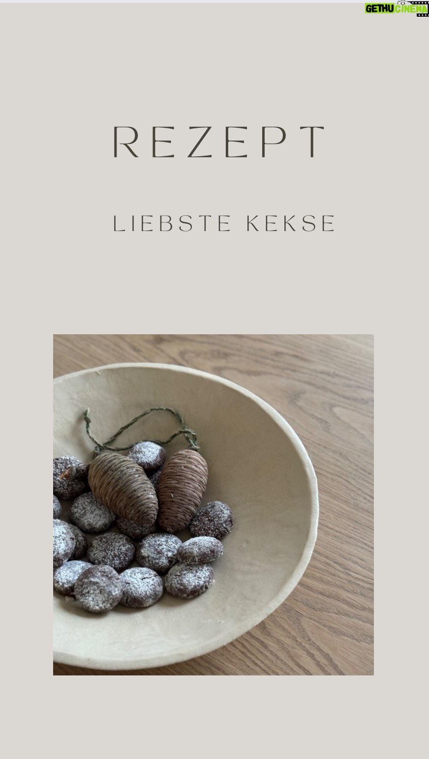 Rebecca Lina - 542 Likes - Zutaten für 12 Stück
1 EL Butter
100 gr gehackte Zartbitterschokolade
1 Ei
55 gr Zucker
55 gr Mehl
55 gr gemahlene Mandeln
1 TL Zimt
Wenn du magst Chilliflocken oder Pulver oder das Gewürz “alles liebe” von Sonnentor
1 EL Puderzucker
Die Butter und die Schokolade über dem Wasserbad schmelzen. Gleichzeitig das Ei mit der Hälfte des Zuckers schaumig schlagen. Die Schokoladenmischung unter Rühren hinzufügen und dann das Mehl, die Mandeln und die Gewürze unterheben. Den Teig 2 Stunden kalt stellen. Den Ofen auf 175 Grad (Umluft) vorheizen, den Teig zu Kugeln formen, in dem restlichen Zucker wälzen und dann in den Puderzucker drücken, so dass ein flacher Keks entsteht. Dann 10-12 Minuten backen. Die Kekse müssen etwas aufgehen und aufplatzen
Ich mach übrigens immer gleich das doppelte Rezept! Das dreifache Rezept hat @ursilois heute schon umgerechnet und und gepostet.
Diese Kekse erinnern mich übrigens immer an eine Weihnachtszeit in der ich mir @berlinmittemom einen virtuellen Adventskalender auf dem Blog gefüllt habe mit vielen schönen Gedanken und Rezepten