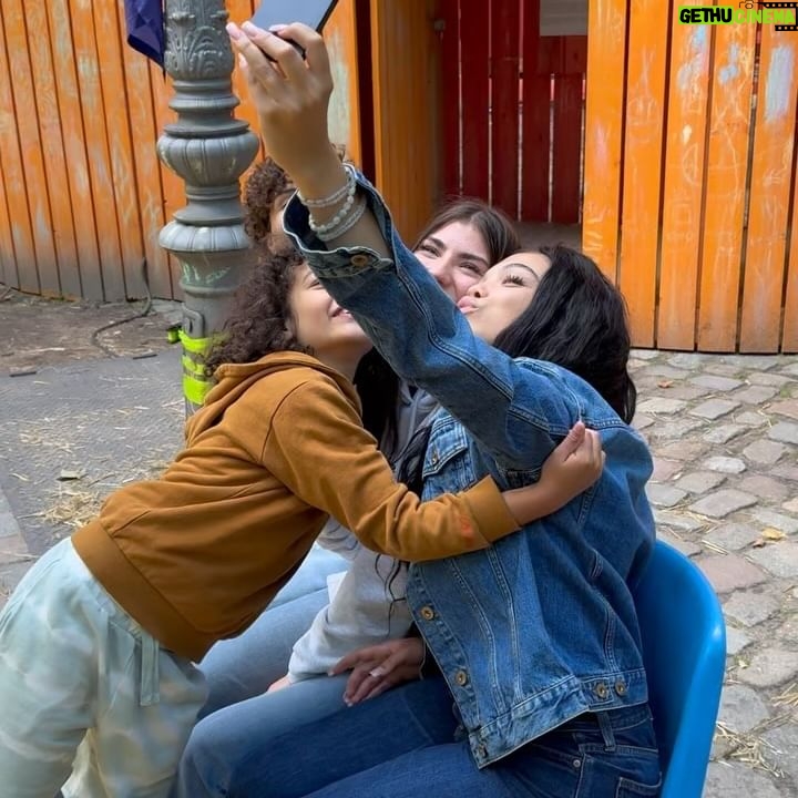 Rebecca Lina - 1.6K Likes - 9 Jahre in bester Gesellschaft mit diesem kleinen großen Typen.
Sooo viel Liebe haben wir alle für dich. Wie schön das du geboren bist!!!
Heute haben wir einen Geburtstag gefeiert, wie er besser nicht hätte sein können.
Geschenke auspacken
Überrascht werden von den großen Freunden
Frühstück und Kuchen
Beste Geschenke der Teenager ausprobieren
Ab nach Berlin in die Spielehalle - 2 Stunden Spaß und den besten Gewinn- ein Riesen Panda
Burger
Eis
Donuts
Sehr sehr sehr viel Liebe und Aufmerksamkeit von 5 Teenagern , und 4 Erwachsenen.
Tollster Spielplatz/ Kunstinstalation am Potsdamer Platz
Sehr viel verstecken und fangen spielen
Dann Fußball schauen zu Hause.
Genau so einen Geburtstag will ich nächstes Mal auch !
Es war ein so unfassbar schöner Tag und erstaunlicherweise gab es keinen Regen ! Das war auch neu ! Die letzten 8 Jahre hat es immer geregnet am Geburtstag/
Erkenntnis des Tages: Geburtstage können auch mal ganz anders gefeiert werden und es ist überraschend schön sich einfach so hineintreiben zu lassen- und wir alle finden diese Gamehalle ziemlich cool!