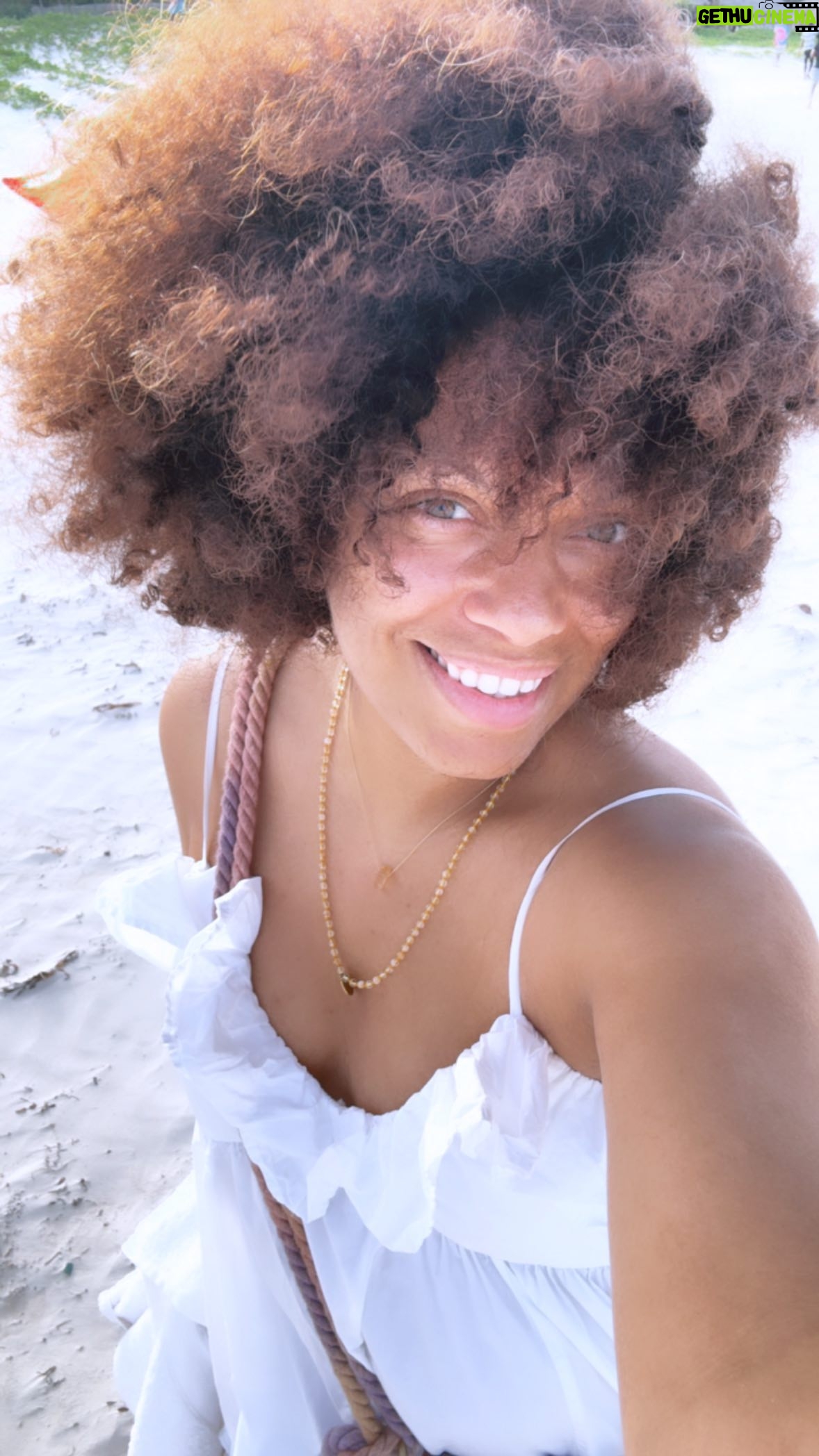 Rebecca Lina - 696 Likes - Schönster Geburtstags Sonnenaufgang
Umgeben von meinen Lieben und noch vielen mehr
Lieblingsort in Kilifi in Kenia
Das erste Mal in diesem Urlaub geschwommen zur Feier des Tages
Neem gesammelt
Ananas Schokoladen Geburtstagskuchen
44 Jahre
Was ich mir wünsche? Das meine Kinder und ich für immer so verbunden bleiben, Klarheit für das was kommt - meine eigene Melodie intensiver zu hören und das die Liebe im Kollektiv wieder die Oberhand gewinnt.
Ich finde älter werden übrigens sooo richtig richtig gut - alle vergangen Jahre waren so schön, so rhythmisch, kraftvoll und voller Erlebnisse und Erfahrungen keinen Moment möchte ich missen und bin sehr Vorfreudig auf das was kommt!