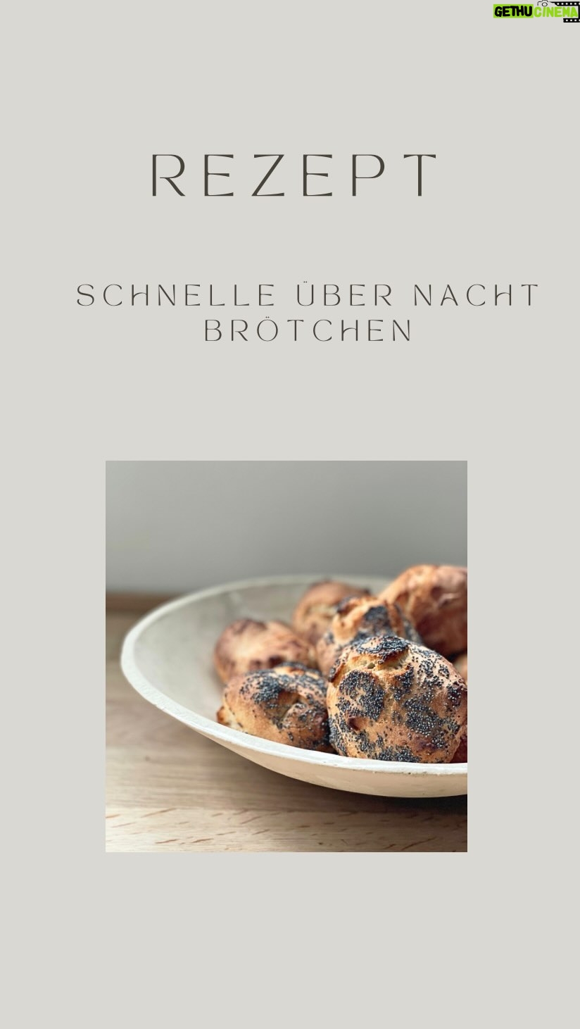 Rebecca Lina - 551 Likes - Köstliche sehr sehr unaufwendige Brötchen ! Quasi auf dem Handgelenk über Nacht.
Rezept:
500g Mehl
1,5 Teelöffel Salz
360 ml Wasser
1 Päckchen Trockenhefe
1 Teelöfel Backmalz für eine schöne Kruste ( muss aber nicht sein )
Und so geht es :
Alles schnell mit einer Gabel vermengen ich nehme gerne einen Backteig Löffel dafür. Der Teig ist feucht und klebrig.
Dann den Abend über an einen warmen Ort stellen. Wenn du ins Bett gehst den Teig in den Kühlschrank zu bette gehen lassen. Am nächsten morgen Brötchen formen Teig herausziehen und, gegebenenfalls mit etwas mehr Mehl bestäubt, die Ränder zur unteren Mitte hin einschlagen, so dass ein runder Teigling entsteht.Einschneiden und im vorgeheizten Backofen bei 230 Grad für 25 Minuten backen. Yummy !!!! Das Rezept habe ich auf der Seite einfachmaleinfach gefunden und um den Löffeln Backmalz erweitert.
Happy backen!