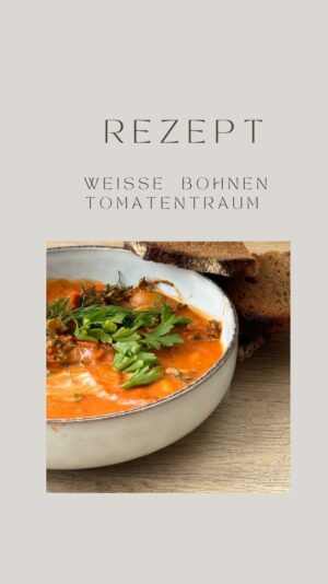 Rebecca Lina Instagram - Die einfache Küche der Kindheit meiner Kinder, die sich immer wie eine sanfte Umarmung und voller Liebe anfühlt.

Tomaten , rote Zwiebeln und Knoblauch ( ich nehme eine ganze Knolle und drücke sie dann in das Essen ) 
Im Ofen für etwa 40 Minuten verschmelzen lassen. ( Ich mache es immer im Umluft /Grill  Programm. 
Würzen mit : Paprika , Pfeffer , Salz , etwas Muskat ,  Tandoori Masala und Zimt und Honig und Thymian
Danach die Tomatensoße  mit Joghurt, etwas Petersilie und Dill ( ich nehme 2 Löffel Hafer oder Kokosjoghurt )im Blender mixen - und alles zusammen mit dicken oder dünnen weißen Bohnen in den Ofen für 5-10 Minuten. 
Ich schneide gutes Sauerteigbrot und bestreiche es mit Veganer Butter und lege es zum aufknuspern mit in den Ofen. Es sooo lecker ! 
Tatsächlich hört sich die zubereiten etwas anstrengend an, wenn ich es hier lese… ist es aber nicht. 
Macht am besten gleich genug für zwei Tage ( also etwa 1kg Tomaten und Dosen Bohnen )

Alles Liebe und vielen Dank fürs teilen und Kommentare!