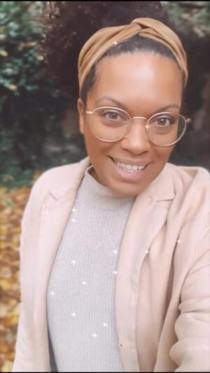 Rebecca Lina Instagram - Mein Buch Grounded darf im nächsten Jahr im Februar schon das Licht der Welt erblicken und gerade geht es um um all das im Außen sichtbare - geschrieben habe ich es nämlich schon. Und nun ist die Frage !!! Welches Cover magst du am Liebsten ??? Ich wäre dir /euch so dankbar fürs Abstimmen in meiner Story über den Fragesticker ❤️ Liebe geht raus an alle