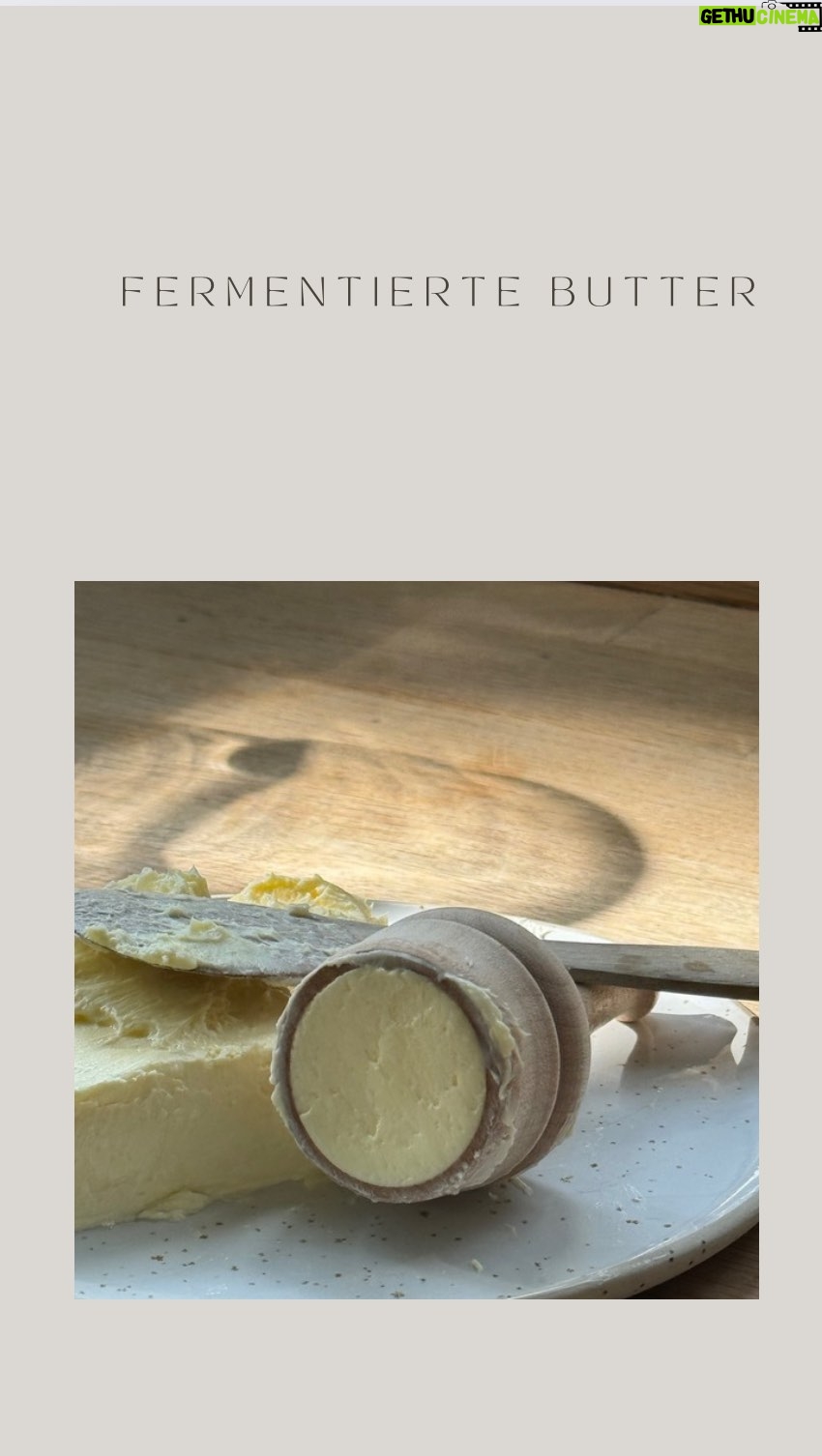 Rebecca Lina - 804 Likes - Fermentierte Butter
Zutaten:
- 500 ml Sahne (mindestens 30% Fettgehalt, möglichst frisch und unpasteurisiert)
- 2 EL Naturjoghurt (ungesüßt und ohne Zusatzstoffe)
Du brauchst
- Ein großes Glas - Mulltuch zum abdecken
- Ein Handrührgerät oder eine Küchenmaschine
- Ein Sieb und ein sauberes Tuch oder Käsetuch
- Ein kleiner Behälter für die Buttermilch
Zubereitung:
Gieße die Sahne in das große Glas. Füge den Naturjoghurt hinzu und rühre gut um, damit sich der Joghurt gleichmäßig verteilt. Decke das Glas locker ab (nicht luftdicht) und lasse die Mischung bei Raumtemperatur für 12-24 Stunden stehen. Die genaue Zeit hängt von der Raumtemperatur ab; bei wärmeren Temperaturen geht es schneller. Die Mischung sollte leicht dick und säuerlich werden.
Nach der Fermentation, gieße die Mischung in eine Rührschüssel. Schlage die fermentierte Sahne mit einem Handrührgerät oder einer Küchenmaschine auf mittlerer bis hoher Geschwindigkeit. Zuerst wird Schlagsahne entstehen, und dann wird sich die Sahne trennen in Butter und Buttermilch. Dies kann etwa 5-10 Minuten dauern.
Wenn sich die Butter von der Buttermilch getrennt hat, gieße die Flüssigkeit durch ein Sieb in einen kleinen Behälter. Diese Buttermilch kann für andere Rezepte verwendet werden.
Spüle die Butter im Sieb unter kaltem Wasser ab, um die restliche Buttermilch zu entfernen. Drücke die Butter mit einem Löffel oder den Händen vorsichtig in einer Schüssel mit Eiswasser aus, um so viel Flüssigkeit wie möglich zu entfernen. Wiederhole diesen Schritt, bis das Wasser klar bleibt.
Forme die Butter zu einem Block oder einer Kugel und bewahre sie in einem luftdichten Behälter im Kühlschrank auf. Du kannst sie nach Belieben auch mit etwas Salz verfeinern.
- Fermentierte Butter hat einen leicht säuerlichen Geschmack , und ist reich an gesunden Bakterien. Also auch eine Wohltat für deinen Darm.
- Die fertige Butter sollte im Kühlschrank aufbewahrt werden und innerhalb von ein paar Wochen verbraucht werden.
Viel Spaß beim Zubereiten und Genießen deiner hausgemachten fermentierten Butter!