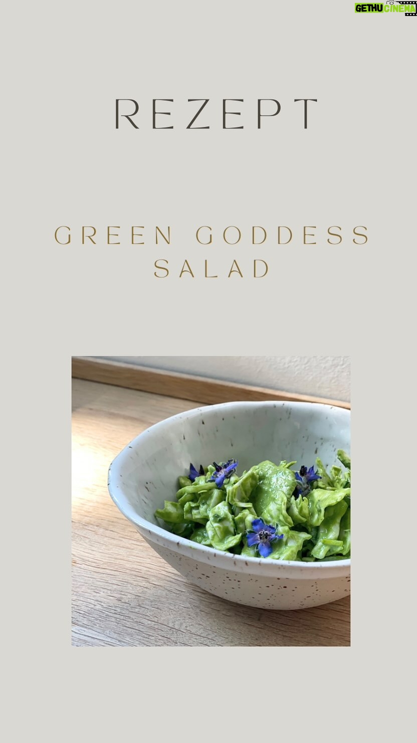 Rebecca Lina - 1K Likes - Wir sind alle sooo begeistert von diesem Salat! Wenn du also gerne grünstes Gemüse magst dann ist das dein Sommersalat !
Green Goddess Salad
Zutaten:
1 Spitzkohl / oder ein halber Weißkohl
1 Salatgurke
2 -3 Frühlingszwiebel
Schnittlauch
Dill
Für das Dressing alles im Blender mixen:
2 Knoblauchzehen
1 Schalotte
Etwa 200g Baby Spinat oder eine kleine Tüte
1 Handvoll Basilikum
50 ml Zitronensaft
100 ml Olivenöl
2 große Löffel Reisessig
Etwas Ahornsirup oder Agavendicksaft
Hefeflocken nach Geschmack
100 g Walnüsse
1 TL Salz
Dann alles miteingebt vermengen und genießen
Ich dekoriere im Sommer gerne mit essbaren Blüten und super lecker schmeckt der Salat mit Nachos