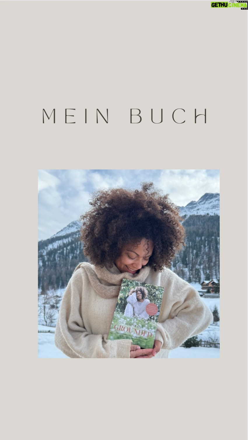 Rebecca Lina - 1.6K Likes - Es fühlt sich tatsächlich ein wenig an als würde ich hier gerade ein drittes Kind in den Armen halten- ich bin überwältigt, glücklich und sooo stolz auf mich, denn dieses Buch entspricht so sehr mir und fügt alles zusammen was ich liebe, was sich weiß und was ich in die Welt bringen möchte um : Liebe, tiefe Verbundenheit und Heilung in die Welt zu bringen. Mit diesem Buch seid ihr alle das ganze Jahr über dazu eingeladen die Jahreszeiten und einzelnen Monate zu integrieren. Natürlich ist es voller Ruhe und schöner Bilder, Rezepte, Dinge zum Selbermachen schöne Geschichten und Texte sowie Meditationen, die dazu einladen in die eigene Ruhe zu kommen - um die laute Welt da draußen für einem Augenblick zu vergessen und ganz in Verbindung mit dem eigenen selbst zu sein.
Ich liebe mein Buch und ich weiß, ihr werdet es auch Lieben!
Ich freue mich über ein jeden Menschen der mit mir auf die Reise von Grounded geht. Knappe 400 Seiten kommen da auf euch zu, die Zeichnungen und Bilder sind alle von mir. Und es muss nicht auf einmal gelesen werden sondern darf Monat für Monat wieder in die Hand genommen werden 🤎
In Liebe
Rebecca