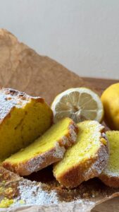 Rebecca Lina Instagram - ZitronenKuchen zum Wochenende !
250 g weiche Butter
150-180g  Zucker
4 Eier
Saft einer Zitrone
abgeriebene Schale von 1-2 Zitronen
2 TL Backpulver
1 Prise Salz
280 g Mehl
Für die Farbe Kurkuma 

—————————
Lieben wir !
Das ganze Rezept findet ihr auf dem Blog 💛