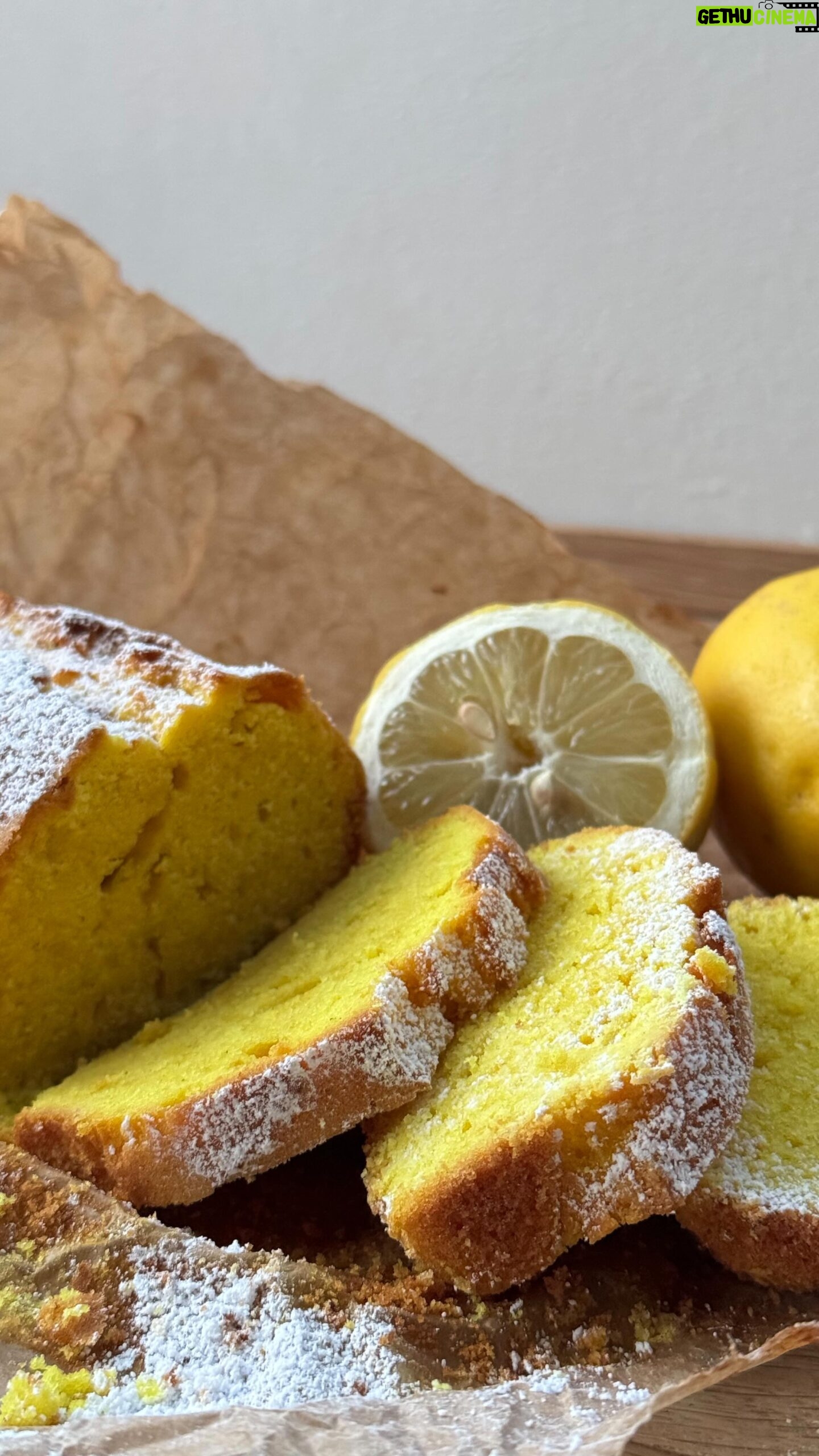 Rebecca Lina - 705 Likes - ZitronenKuchen zum Wochenende !
250 g weiche Butter
150-180g Zucker
4 Eier
Saft einer Zitrone
abgeriebene Schale von 1-2 Zitronen
2 TL Backpulver
1 Prise Salz
280 g Mehl
Für die Farbe Kurkuma
—————————
Lieben wir !
Das ganze Rezept findet ihr auf dem Blog 💛