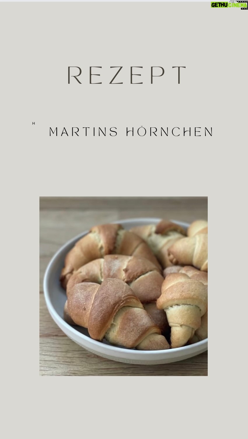Rebecca Lina - 543 Likes - Martins Hörnchen Rezept
600g Mehl
60g Zucker
1 Würfel Hefe
200g Butter
100ml Milch / Pflanzenmilch
3 Eier
1/2 TI Salz
Gerne ein Löffel Honig zusammen mit der Butter in den Teig geben
Hefe in der warmen Milch mit dem Zucker auflosen, es zum Mehl geben. Salz, Milchmischung und Eier hinzugeben und durchkneten. Nach und nach die Butter unterkneten.
Mindestens 1 Stunde oder über Nacht gehen lassen.
Teig noch mal kneten, falten ( für mehr fluffigkeit) nun den Teig teilen eine Kugel formen und ausrollen, Dreiecke schneiden und Hörnchen formen.
Ich lasse die Hörnchen dann auch noch mal 20
Minuten gehen und dann bei 180 Grad für 17-20
Minuten backen.
Wenn ihr mögt könnt ihr sie vor dem backen noch mit Sahne einstreichen.
Alles Liebe, Rebecca