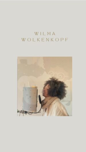 Rebecca Lina Instagram - Ihr Lieben! Wilma Wolkenkopf- ich bin so froh diesem schönen Projekt meine Stimme geschenkt zu haben, da ich zum einen selber ein Wolkenkopf bin und es so wunderbar finde, das es all jene Kinder, die sich Wolkenköpfig fühlen einen Raum bietet der sagt, das in allem auch ein Schatz versteckt liegt und wie genau richtig sind, so wie wir sind ! Das Hörspiel ist ab heute überall zu hören wo es Hörspiele gibt. Hört es, teilt es und freut euch mit uns! 
Vielen Dank an dieser Stelle auch an Eric, den Vater unsere Tochter,der mir sehr viel Ruhe und Geduld den Song mit uns aufgenommen hat - es war in dem Moment mein #savespace ! Danke auch Jakob der das wohl schönste Tonstudio hat, das ich je gesehen habe und diese Projekt so schön begleitet hat. Und Susanne vom Jupiterverlag, du bist wirklich einfach nur unglaublich toll !!!
______Werbung für die gute Sache 
@jupitermondverlag 
@liniert.kariert 
@jakoblewes 
@_eric_just_eric_ 
@ofc.laena 
@avalino.diversity
@voice.art.productions