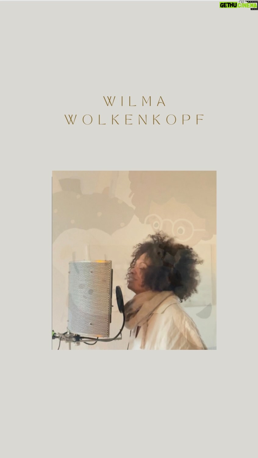 Rebecca Lina - 699 Likes - Ihr Lieben! Wilma Wolkenkopf- ich bin so froh diesem schönen Projekt meine Stimme geschenkt zu haben, da ich zum einen selber ein Wolkenkopf bin und es so wunderbar finde, das es all jene Kinder, die sich Wolkenköpfig fühlen einen Raum bietet der sagt, das in allem auch ein Schatz versteckt liegt und wie genau richtig sind, so wie wir sind ! Das Hörspiel ist ab heute überall zu hören wo es Hörspiele gibt. Hört es, teilt es und freut euch mit uns!
Vielen Dank an dieser Stelle auch an Eric, den Vater unsere Tochter,der mir sehr viel Ruhe und Geduld den Song mit uns aufgenommen hat - es war in dem Moment mein #savespace ! Danke auch Jakob der das wohl schönste Tonstudio hat, das ich je gesehen habe und diese Projekt so schön begleitet hat. Und Susanne vom Jupiterverlag, du bist wirklich einfach nur unglaublich toll !!!
______Werbung für die gute Sache
@jupitermondverlag
@liniert.kariert
@jakoblewes
@_eric_just_eric_
@ofc.laena
@avalino.diversity
@voice.art.productions