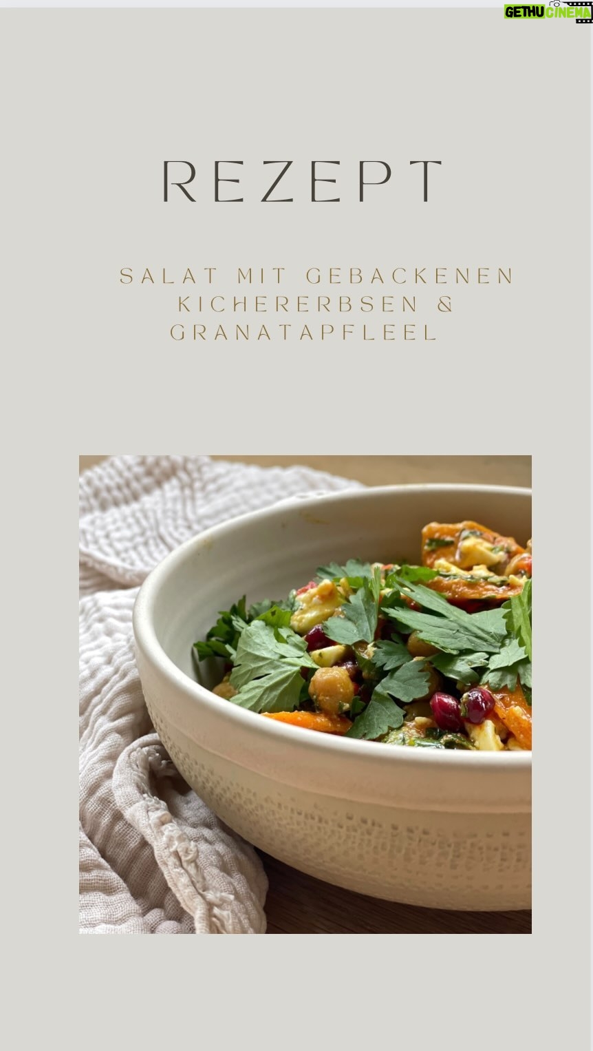 Rebecca Lina - 1.1K Likes - Soooo ein köstlicher Salat !
Hier kommen die Zutaten
Kichererbsen
Paprika
Zwiebel
Knoblauch
Karotten
Olivenöl und Gewürze ( Kurkuma, Paprika , Salz, Pfeffer )
In den Ofen für 30-40 Minuten
Soße aus
Zitronensaft dem Knoblauch aus dem Ofen , etwas Wasser und Olivenöl - kurz pürieren
Dann noch Kräuter ( viel Petersilie wenn ihr mögt noch Dill und Koriander ) Granatapfel und Schafkäse
Sooooooooo Himmlisch