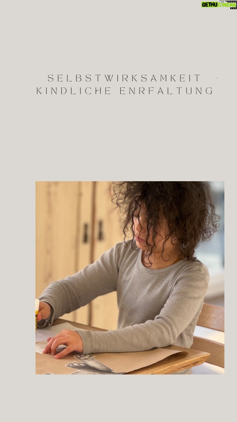 Rebecca Lina - 754 Likes - Aus dem Leben
Selbstwirksamkeit - Kindern behutsam, ihre eigenen Pfade zu entdecken lassen. Hier sind meine Tipps für meinen liebevollen Ansatz, der seit 15 Jahren gut funktioniert.
✨Raum für Eigeninitiative: Ich erlaube meinen Kindern, in Ruhe ihre eigenen Ideen umzusetzen. Oft entstehen die schönsten Dinge, wenn sie einfach machen dürfen.
✨Begleitende Hilfe anbieten: Ich stehe bereit, um Hilfe und Unterstützung anzubieten. Geduldig warte ich darauf, dass meine Kinder von sich aus Fragen stellen oder Rat suchen.
✨Ohne Druck agieren: Ich vermeide es, Druck und Stress auszuüben. Jedes meiner Kinder hat sein eigenes Tempo und lernt auf seine Weise. Der Prozess ist genauso wichtig wie das Ergebnis.
✨Selbstgesteuerte Präsentationen: Ich ermutige meine Kinder, ihre eigenen Vorbereitungen zu treffen und ihre Projekte in der Schule vorzustellen. Ich unterstütze sie dabei, lasse ihnen jedoch Raum, ihre eigenen Erfahrungen zu machen.
✨Ohne Pushen und Perfektionismus: Ich verzichte darauf, meine Kinder zu pushen oder nach Perfektion zu streben. Es geht darum, aus sich selbst heraus zu erleben und zu lernen.
✨Erfahrungen als Lehrmeister: Ich lasse meine Kinder ihre eigenen Erfahrungen machen. Vielleicht entdecken sie beim nächsten Mal etwas Neues oder entscheiden sich, es auf eine andere Weise zu tun. Die Erfahrung ist der beste Lehrmeister.
Ich hatte irgendwie das Bedürfnis es zu teilen-auch wenn ich eigentlich mein Buch promoten sollte ( aber das kommt dann morgen - und am Ende des Tages muss ich da ja auch eigentlich gar nicht mehr so viel zu sagen , denn ihr alle seid eh die Beste Community! Ich komme da auch einfach mal in meine Ruhe und #Selbstwirksamkeit #KinderEntfaltung #ErfahrungenLernen #GemeinsamesWachsen“