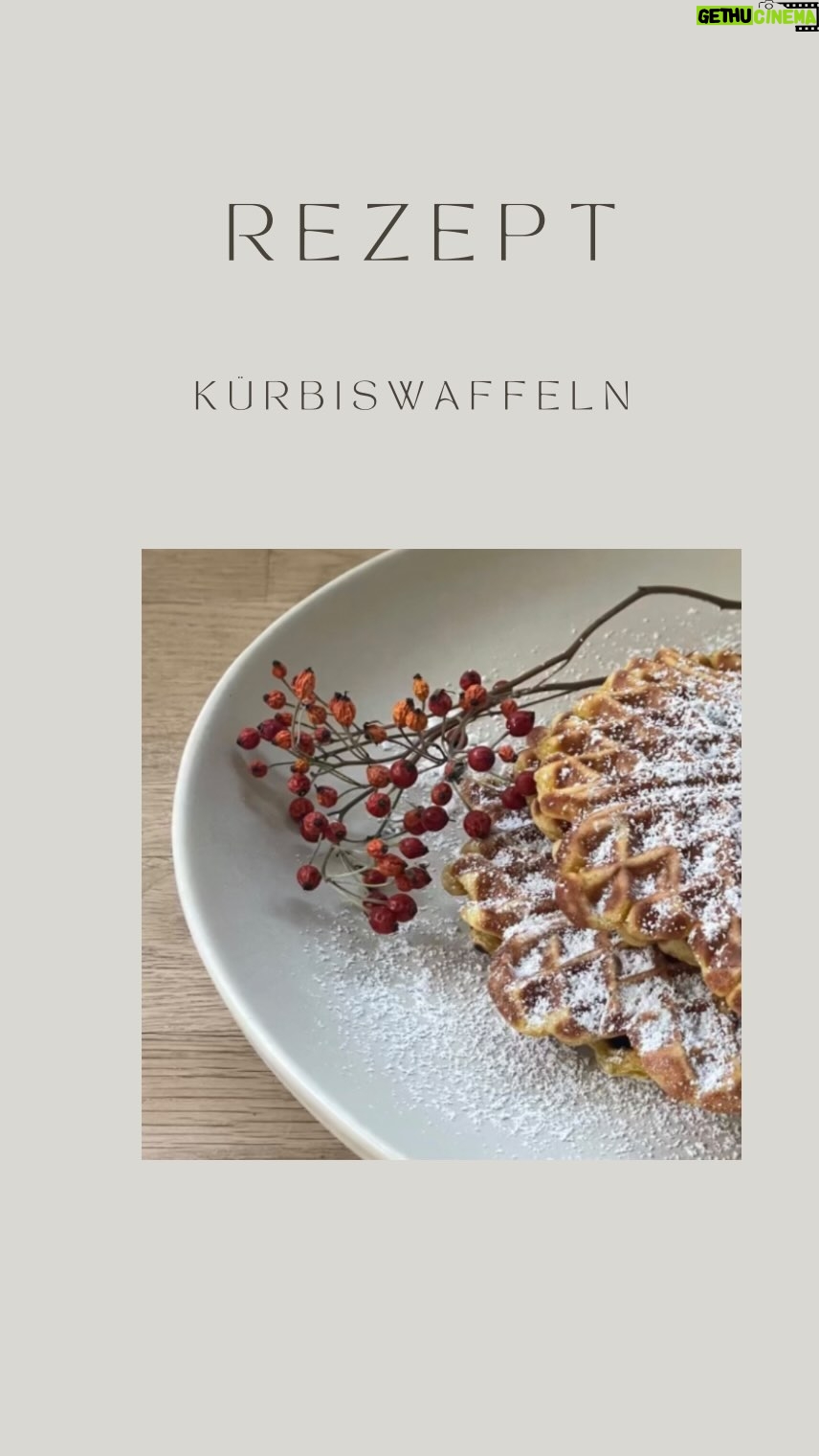 Rebecca Lina - 587 Likes - Also ! Kürbis Waffeln - so eine gute Idee !!!
Hier kommt mein Rezept! Ich habe es namlich zu erst aufgeschrieben, dann gebacken, für gut befunden und kann es jetzt mit euch teilen! Dafür klopfe ich ich mir mal selber auf die Schulter! Nachmachen absolut erwünscht - da es himmlisch lecker ist.
Hokkaido Kürbis kleinschneiden und mit etwas Wasser weich köcheln. Ich habe zwei Nelken , 3 Kardamom - Vanille, Zimt etwas braunen Zucker und Tonkabohne mitgekocht - Kardamom und Nelken habe ich vor dem pürieren wieder rausgesucht!! Das ist wichtig.
Waffel Rezept
125 g Butter
80g brauner Zucker
2 Eier
250g Mehl
3 große Löffel Kürbispüree
Etwas Milch bei Bedarf
Eine Prise Salz , Zimt nach Geschmack (1/4 Teelöffel) und 1/2 Löffel Backpulver
Eier und Zucker schaumig schlagen , Butter unterrühren, Mehl hinzugeben - Kürbis unterheben und ab ins Waffeleisen.
Kürbiswaffeln sind ab heute meine Lieblingswaffeln !
Den Rest des Püree habe ich übrigens eingefroren fürs nächste mal.
Alles Liebe, Rebecca