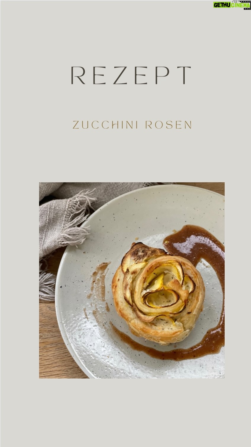 Rebecca Lina - 818 Likes - Und ich Zaubere heute wieder einen alten Hut aus de Ärmel.
Zucchini Rosen
Die Zucchini Zeit neigt sich zumindest in meinem garten langsam dem Ende zu aus dem Grund möchte ich diesem Gemüse heute noch mal meine Ehre erweisen 🤎
Rezept
1 Zucchini
1 Blätterteig
70-100g Ziegen und Schafsfrischkäse
1 Löffel Honig
Getrockneter Thymian
Salz, Pfeffer, Chili, Paprikapulver
-Die Zucchini waschen, wenn du möchtest schälen und in dünne Scheiben raspeln
-Den Backofen auf 180 Grad Ober-/Unterhitze vorheizen und ein Muffinsblech gut einfetten
-Frischkäse, Honig, Thymian und Gewürze mischen und auf dem Blätterteig streichen
-Den Blätterteig ausrollen und in 6-7 Streifen schneiden
-Die Zucchini Scheiben auf jedem Streifen am linken Rand überlappend auflegen und den Teig von unten hochklappen .
-Nun die Rosen rollen.
- Die Zucchini Rosen in das Muffinsblech legen und ca. 30 -30 Minuten auf der mittleren Schiene backen.
Soße : Olivenöl , Honig, Gewürze, süßer Senf und Balsamico oder noch besser Dattel Balsamico verrühren und dazu servieren.
Alles liebe Rebecca