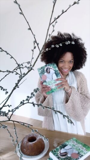Rebecca Lina Instagram - Nun ist er da, der Tag an dem mein Buch offiziell in allen Buchhandlungen steht und all die Liebe , das Licht und mein gebündeltes Wissen in die Welt bringt. 
Ich freue mich sehr über jede Rezension, übers teilen wenn es euch gefällt und vor allem wenn ihr damit arbeitet, es lest und es euch in die Ruhe bringt die ihr gerade braucht- denn dafür habe ich es geschrieben. 
Und ja ich wünsche mir gerade viele viele 💛 und schöne Worte, ich mache heute mal einen Pause Tag und morgen geht es dann hier weiter. Ich muss erst mal begreifen was hier alles rund um Grounded passiert. 
Ich gehe jetzt mal in die Badewanne mit Lavendel, Melisse und Rosen 
Alles Liebe 
Rebecca

Danke an alle, die mich gerade halten, den Weg mit mir gehen - und so viel Liebe für mich haben. @_alexandrakruse_ @karinkuschik @doktormami.de @oliviagrimaud @quattromilf @laena_w1lson