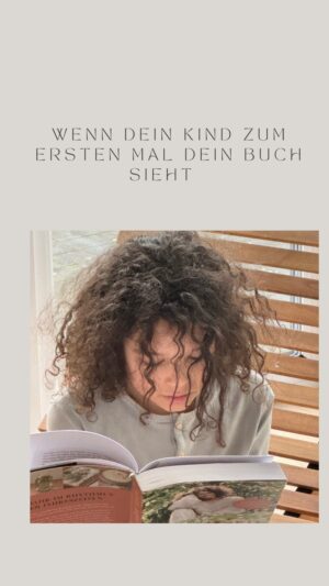 Rebecca Lina Instagram - Letztes Jahr im Dezember, das Buch war eigentlich schon 3 Monate fertig geschrieben, das Lektorat war geschafft , aber die arbeit rund um  grounded wurde nicht weniger. Ich habe gefühlte 1000 Fotos rausgesucht, teilweise noch nachproduziert bin echt oft mit meiner Lektorin Stella das Layout noch mal durchgegangen ( was für ein Fleißarbeit! Ehrlicherweise nicht meine Kernkompetenz) und wir haben die Grafikdesigner womöglich in den Wahnsinn getrieben. Dann kam der Moment in dem ich Zeit hatte um die Tiere zu malen es war 1 Woche bevor das Buch in Druck ging, und ich war auch noch mitten in Dreharbeiten. Halleluja der Monat Dezember war echt krass letztes Jahr - an dem Tag an dem ich gemalt habe, hatte mein Sohn ein „Pause Tag“in der Schule und er hat mir nicht nur alle Vögel aus Büchern gesucht damit ich die richtigen Farben sehe. Nein, der kleine Schatz meinte auch :“ Mama du möchtest so viele Vögel malen? Das ist zu viel ! Ich helfe dir !“ und so ist nicht nur der süße Kranich entstanden, sondern auch noch ein weiterer kleiner Impuls im Buch ! 
Alle , die das Buch schon haben spüren die Energie der Liebe, die in dem Buch steckt. So viel Liebe von so vielen Menschen! 
Ich bin soo dankbar für meine Kinder, die mich so so sehr unterstützen. 
Alles Liebe Rebecca 
Noch 1x schlafen und dann ist es wahrhaftig auf die Welt gekommen.