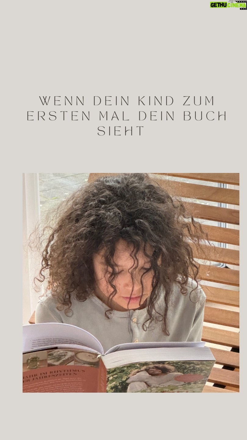 Rebecca Lina - 614 Likes - Letztes Jahr im Dezember, das Buch war eigentlich schon 3 Monate fertig geschrieben, das Lektorat war geschafft , aber die arbeit rund um grounded wurde nicht weniger. Ich habe gefühlte 1000 Fotos rausgesucht, teilweise noch nachproduziert bin echt oft mit meiner Lektorin Stella das Layout noch mal durchgegangen ( was für ein Fleißarbeit! Ehrlicherweise nicht meine Kernkompetenz) und wir haben die Grafikdesigner womöglich in den Wahnsinn getrieben. Dann kam der Moment in dem ich Zeit hatte um die Tiere zu malen es war 1 Woche bevor das Buch in Druck ging, und ich war auch noch mitten in Dreharbeiten. Halleluja der Monat Dezember war echt krass letztes Jahr - an dem Tag an dem ich gemalt habe, hatte mein Sohn ein „Pause Tag“in der Schule und er hat mir nicht nur alle Vögel aus Büchern gesucht damit ich die richtigen Farben sehe. Nein, der kleine Schatz meinte auch :“ Mama du möchtest so viele Vögel malen? Das ist zu viel ! Ich helfe dir !“ und so ist nicht nur der süße Kranich entstanden, sondern auch noch ein weiterer kleiner Impuls im Buch !
Alle , die das Buch schon haben spüren die Energie der Liebe, die in dem Buch steckt. So viel Liebe von so vielen Menschen!
Ich bin soo dankbar für meine Kinder, die mich so so sehr unterstützen.
Alles Liebe Rebecca
Noch 1x schlafen und dann ist es wahrhaftig auf die Welt gekommen.