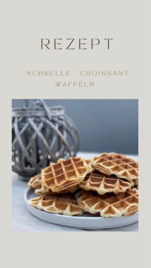 Rebecca Lina Instagram - Letzte Woche morgens nach einer Party - 8 Mädchen ein Bruder ! Die Nacht war kurz - alle waren hungrig! 
Jetzt kommt ein eingentlich alter Hut - doch ist es ein guter alter Hut !
Croffels !  Waffeln aus fertigen Croissant Teig 
Zutaten:
Packung fertiger Croissantteig aus dem Supermarkt
Anleitung:
Waffeleisen gut vorgeheizt, damit die Croffels gleichmäßig gebacken werden.
Teig vorbereiten:
Rolle den Croissantteig aus und schneide ihn in Dreiecke, ähnlich wie bei normalen Croissants.
Und Rolle sie etwas zusammen 
Platziere ein Teigdreieck in der Mitte des heißen Waffeleisens.
Schließe das Waffeleisen und backe die Croffels bis sie goldbraun und knusprig sind ( etwa 3 Minuten)
Die Croffels warm genießen - pur oder mit deinen Lieblingsbelägen wie Ahornsirup, Puderzucker, Marmelade oder frischen Früchten.
Es darf auch einfach sein ! 
Alles liebe Rebecca 

#EinfachKöstlich #Familienrezepte #HerzlicheKüche #Frühstücksideen #EinfacheRezepte #Croffels #Kinderparty #LeckereBackwaren #GenussMomente #Familienzeit #KochenMitLiebe #HerzlicheKüche #KreativeKüche #Foodie #WaffelLiebe #BackenMitCroissantteig #InstagramRezepte