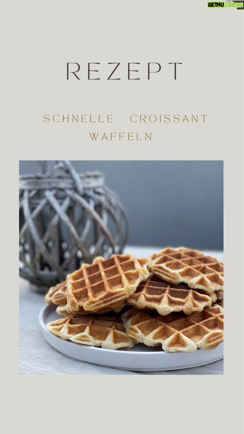 Rebecca Lina - 824 Likes - Letzte Woche morgens nach einer Party - 8 Mädchen ein Bruder ! Die Nacht war kurz - alle waren hungrig!
Jetzt kommt ein eingentlich alter Hut - doch ist es ein guter alter Hut !
Croffels ! Waffeln aus fertigen Croissant Teig
Zutaten:
Packung fertiger Croissantteig aus dem Supermarkt
Anleitung:
Waffeleisen gut vorgeheizt, damit die Croffels gleichmäßig gebacken werden.
Teig vorbereiten:
Rolle den Croissantteig aus und schneide ihn in Dreiecke, ähnlich wie bei normalen Croissants.
Und Rolle sie etwas zusammen
Platziere ein Teigdreieck in der Mitte des heißen Waffeleisens.
Schließe das Waffeleisen und backe die Croffels bis sie goldbraun und knusprig sind ( etwa 3 Minuten)
Die Croffels warm genießen - pur oder mit deinen Lieblingsbelägen wie Ahornsirup, Puderzucker, Marmelade oder frischen Früchten.
Es darf auch einfach sein !
Alles liebe Rebecca
#EinfachKöstlich #Familienrezepte #HerzlicheKüche #Frühstücksideen #EinfacheRezepte #Croffels #Kinderparty #LeckereBackwaren #GenussMomente #Familienzeit #KochenMitLiebe #HerzlicheKüche #KreativeKüche #Foodie #WaffelLiebe #BackenMitCroissantteig #InstagramRezepte