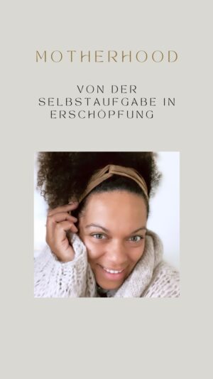 Rebecca Lina Instagram - Über viele Jahre hinweg habe ich mich regelrecht für meine Familie aufgeopfert. Ich entsprach dem Bild der guten Mutter, guten Frau und Hausfrau. Zwar bemerkte ich, dass dies nicht in Ordnung war, da es an meiner Substanz zehrte und die althergebrachten Rollenbilder, in die viele von uns noch verstrickt sind, problematisch sind. Dennoch habe ich immer weitergemacht: viel gearbeitet, mich alleine um die Kinder und den Haushalt gekümmert und den Rücken meiner Männer gestärkt. ( Patchwork lässt grüßen - Dummheit möglicherweise auch ) Das Schlimme daran war, dass ich viele Jahre lang nicht bemerkt habe, wie erschöpfend es für mich war. Meine Kinder haben so viel Power in mir losgetreten, da war ich mich gefühlt habe wie unermüdliche Superwomen. 

Diese totale Selbstaufgabe muss nicht sein! Bei mir war es so, dass ich zwar unglaublich viel  Energie hatte diese Lebensenergie ( unser Chi )  hat sich jedoch über die Jahre förmlich aufgebraucht. Jetzt werden unsere Kinder größer und unabhängiger, und damit erhalte ich meine Freiheit zurück. Erst jetzt wache ich so richtig auf und merke, wie sehr ich mich in den letzten Jahren verloren habe. Mein Chi  ist nur noch als leichtes pulsieren zu hören, es wird immer leiser, denn es findet seinen Weg nicht mehr so leicht. Ich kümmere mich also nun in erster Linie um mich - tue ich nämlich nicht, meldet sich mein Körper sofort. Kleines Beispiel: ich habe dieses Jahr einen Sommerurlaub gemacht, den ich von Anfang an nicht machen wollte - ich wusste wir als Familie und ich brauche etwas anderes. Oh Wunder, der Urlaub war so richtig scheisse,ich bin schon dort krank geworden und huste immer noch! Ich habe also gelernt- Urlaub an Orten mit Menschen, die sich nicht gut anfühlen, direkt absagen. Da darf mein Mann dann gerne alleine fahren. 

Ich teile meine Geschichte, um zu zeigen, dass wir alle in einem Boot sitzen und es wichtig ist, dass wir uns gegenseitig stärken. Zum anderen möchte ich all den Frauen mit kleinen Kindern Mut machen: Geht euren eigenen Weg, rebelliert schon jetzt und fordert eure Zeit zurück. Nicht alles muss auf euren Schultern lasten.
#Selbstfürsorge #Frauenstärken #Freiheit #Rollebrechen #Mut #Familie