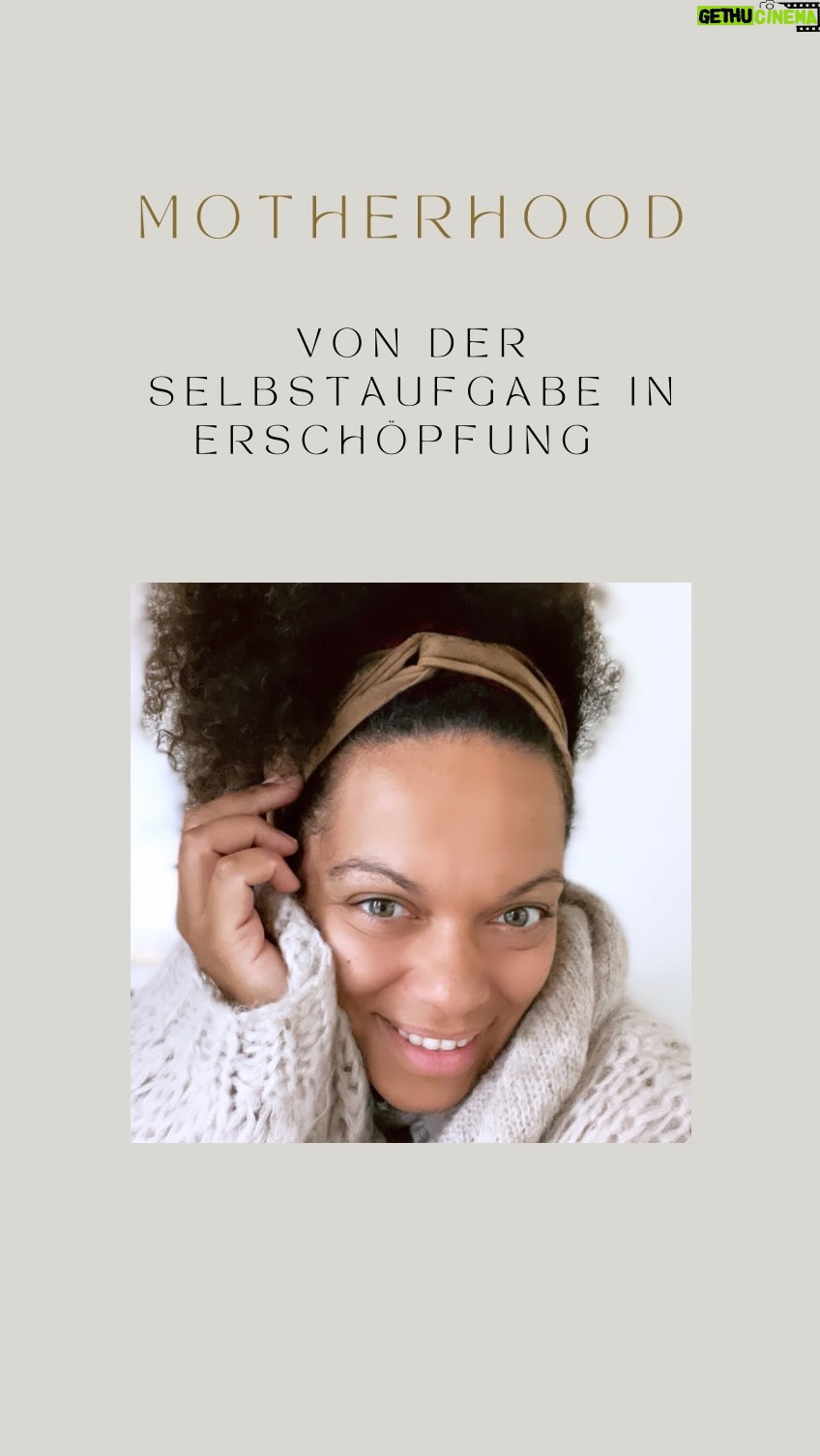Rebecca Lina - 1.1K Likes - Über viele Jahre hinweg habe ich mich regelrecht für meine Familie aufgeopfert. Ich entsprach dem Bild der guten Mutter, guten Frau und Hausfrau. Zwar bemerkte ich, dass dies nicht in Ordnung war, da es an meiner Substanz zehrte und die althergebrachten Rollenbilder, in die viele von uns noch verstrickt sind, problematisch sind. Dennoch habe ich immer weitergemacht: viel gearbeitet, mich alleine um die Kinder und den Haushalt gekümmert und den Rücken meiner Männer gestärkt. ( Patchwork lässt grüßen - Dummheit möglicherweise auch ) Das Schlimme daran war, dass ich viele Jahre lang nicht bemerkt habe, wie erschöpfend es für mich war. Meine Kinder haben so viel Power in mir losgetreten, da war ich mich gefühlt habe wie unermüdliche Superwomen.
Diese totale Selbstaufgabe muss nicht sein! Bei mir war es so, dass ich zwar unglaublich viel Energie hatte diese Lebensenergie ( unser Chi ) hat sich jedoch über die Jahre förmlich aufgebraucht. Jetzt werden unsere Kinder größer und unabhängiger, und damit erhalte ich meine Freiheit zurück. Erst jetzt wache ich so richtig auf und merke, wie sehr ich mich in den letzten Jahren verloren habe. Mein Chi ist nur noch als leichtes pulsieren zu hören, es wird immer leiser, denn es findet seinen Weg nicht mehr so leicht. Ich kümmere mich also nun in erster Linie um mich - tue ich nämlich nicht, meldet sich mein Körper sofort. Kleines Beispiel: ich habe dieses Jahr einen Sommerurlaub gemacht, den ich von Anfang an nicht machen wollte - ich wusste wir als Familie und ich brauche etwas anderes. Oh Wunder, der Urlaub war so richtig scheisse,ich bin schon dort krank geworden und huste immer noch! Ich habe also gelernt- Urlaub an Orten mit Menschen, die sich nicht gut anfühlen, direkt absagen. Da darf mein Mann dann gerne alleine fahren.
Ich teile meine Geschichte, um zu zeigen, dass wir alle in einem Boot sitzen und es wichtig ist, dass wir uns gegenseitig stärken. Zum anderen möchte ich all den Frauen mit kleinen Kindern Mut machen: Geht euren eigenen Weg, rebelliert schon jetzt und fordert eure Zeit zurück. Nicht alles muss auf euren Schultern lasten.
#Selbstfürsorge #Frauenstärken #Freiheit #Rollebrechen #Mut #Familie