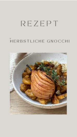 Rebecca Lina Instagram - REZEPT 

Für die Gnocchi:

1 mittelgroße Süßkartoffel
1 Tasse Kürbispüree 
1 -2 Eier
2 Tassen Mehl
1/2 Tasse Grieß
Salz und Pfeffer nach Geschmack
Eine Prise Muskatnuss
Tipp: Parmesan mit in den Teig  geben 
Für die karamellisierten Zwiebeln:

2 große Zwiebeln, in dünnen Scheiben geschnitten
2 EL Butter
2 EL Olivenöl
1 EL brauner Zucker
Salz und Pfeffer nach Geschmack
Für das Birnen- oder Apfel-Topping:

2 Birnen oder Äpfel, geschält, entkernt und in dünne Spalten geschnitten
2 EL Butter
Einige frische Thymianzweige
Salz und Pfeffer nach Geschmack
Für die Salbeibutter:

4-6 frische Salbeiblätter
3 -5 EL Butter
2 Knoblauchzehen, fein gehackt
Zubereitung:

Zuerst bereitest du die Gnocchi vor. Die Süßkartoffel schälen und in Würfel schneiden. Dann in kochendem Salzwasser weich kochen. Abgießen und abkühlen lassen. Das Kürbispüree und Grieß hinzufügen und alles gut pürieren. Den Gnocchi-Teig in eine Schüssel geben.
Füge das Ei, Mehl, Salz, Pfeffer und eine Prise Muskatnuss hinzu. Knete den Teig, bis er glatt und geschmeidig ist. Falls der Teig zu klebrig ist, füge nach Bedarf mehr Mehl hinzu.
Rolle den Gnocchi-Teig auf einer bemehlten Arbeitsfläche zu einer langen Rolle und schneide kleine Stücke ab. Du kannst die Gnocchi mit einer Gabel leicht eindrücken, um ein Muster zu erzeugen.
Koche die Gnocchi in einem großen Topf mit kochendem Salzwasser. Wenn sie an die Oberfläche steigen, sind sie fertig. Nimm sie mit einem Schaumlöffel heraus und stelle sie beiseite.
Während die Gnocchi kochen, bereite die karamellisierten Zwiebeln und das Birnen- oder Apfel-Topping vor, wie zuvor beschrieben.
Für die Salbeibutter: Schmelze die Butter in einer Pfanne bei mittlerer Hitze. Füge die Salbeiblätter und den gehackten Knoblauch hinzu und brate sie leicht an, bis sie duften und die Butter leicht gebräunt ist.
Brate die gekochten Gnocchi in der Salbeibutter an, bis sie leicht goldbraun sind und ein Butteraroma aufgenommen haben.
Füge die karamellisierten Zwiebeln und die Birnen- oder Apfelspalten zu den angebratenen Gnocchi hinzu und brate sie kurz mit, bis sie gut durchgewärmt sind.
Schmecke mit Salz und Pfeffer ab und streue Thymianblätter darüber.