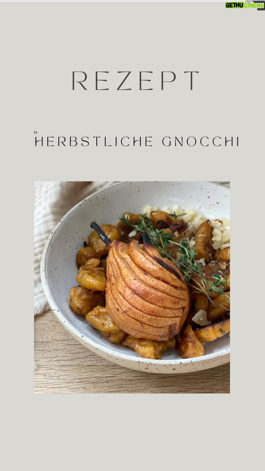 Rebecca Lina - 1K Likes - REZEPT
Für die Gnocchi:
1 mittelgroße Süßkartoffel
1 Tasse Kürbispüree
1 -2 Eier
2 Tassen Mehl
1/2 Tasse Grieß
Salz und Pfeffer nach Geschmack
Eine Prise Muskatnuss
Tipp: Parmesan mit in den Teig geben
Für die karamellisierten Zwiebeln:
2 große Zwiebeln, in dünnen Scheiben geschnitten
2 EL Butter
2 EL Olivenöl
1 EL brauner Zucker
Salz und Pfeffer nach Geschmack
Für das Birnen- oder Apfel-Topping:
2 Birnen oder Äpfel, geschält, entkernt und in dünne Spalten geschnitten
2 EL Butter
Einige frische Thymianzweige
Salz und Pfeffer nach Geschmack
Für die Salbeibutter:
4-6 frische Salbeiblätter
3 -5 EL Butter
2 Knoblauchzehen, fein gehackt
Zubereitung:
Zuerst bereitest du die Gnocchi vor. Die Süßkartoffel schälen und in Würfel schneiden. Dann in kochendem Salzwasser weich kochen. Abgießen und abkühlen lassen. Das Kürbispüree und Grieß hinzufügen und alles gut pürieren. Den Gnocchi-Teig in eine Schüssel geben.
Füge das Ei, Mehl, Salz, Pfeffer und eine Prise Muskatnuss hinzu. Knete den Teig, bis er glatt und geschmeidig ist. Falls der Teig zu klebrig ist, füge nach Bedarf mehr Mehl hinzu.
Rolle den Gnocchi-Teig auf einer bemehlten Arbeitsfläche zu einer langen Rolle und schneide kleine Stücke ab. Du kannst die Gnocchi mit einer Gabel leicht eindrücken, um ein Muster zu erzeugen.
Koche die Gnocchi in einem großen Topf mit kochendem Salzwasser. Wenn sie an die Oberfläche steigen, sind sie fertig. Nimm sie mit einem Schaumlöffel heraus und stelle sie beiseite.
Während die Gnocchi kochen, bereite die karamellisierten Zwiebeln und das Birnen- oder Apfel-Topping vor, wie zuvor beschrieben.
Für die Salbeibutter: Schmelze die Butter in einer Pfanne bei mittlerer Hitze. Füge die Salbeiblätter und den gehackten Knoblauch hinzu und brate sie leicht an, bis sie duften und die Butter leicht gebräunt ist.
Brate die gekochten Gnocchi in der Salbeibutter an, bis sie leicht goldbraun sind und ein Butteraroma aufgenommen haben.
Füge die karamellisierten Zwiebeln und die Birnen- oder Apfelspalten zu den angebratenen Gnocchi hinzu und brate sie kurz mit, bis sie gut durchgewärmt sind.
Schmecke mit Salz und Pfeffer ab und streue Thymianblätter darüber.