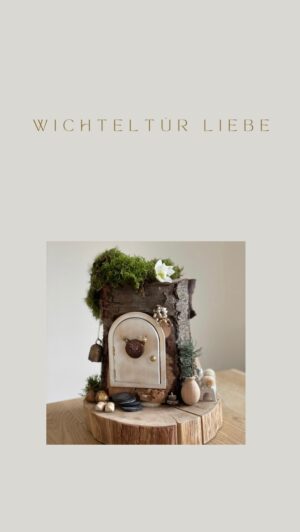 Rebecca Lina Instagram - Anzeige | Ihr Lieben,
Es Wichtelt bei uns, und da der Wichtel immer noch nicht eingezogen ist haben wir am Wochenende ein schönes Haus für ihn gebaut in das er einziehen kann. Ich denke es er erklärt sich von selbst oder? Ich habe dafür mit der X14 Universalaxt mit der XS Klinge von @fiskars gearbeitet und den Baumstamm bearbeitet. Glücklicherweise ist die Axt mit ihrem ergonomisch gebogene Griff total bequem in der Handhabung und ich konnte sehr präzise damit arbeiten. Fiskars überzeugt auch mit dieser kleinen Axt durch ihren sicheren, unverlierbarer Axtkopf und dem Nahezu unzerbrechliches Material! Ich freue mich das unsere große Axt nun noch Gesellschaft bekommen hat in unserm Werkzeugschuppen. Holz machen wird nun zur gemeinsamen Freude draußen und im Haus beginnt nun der die zauberhafte Wichtelzeit. In den Storys erkläre ich gerne noch wie wir es gebaut haben. Kommentiert gerne eure Fragen.
Alles Liebe,
Rebecca 

#wichteltür #fiskarsaxe