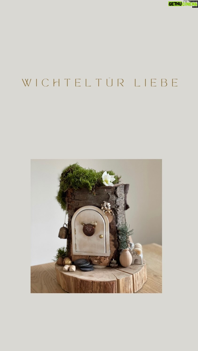 Rebecca Lina - 748 Likes - Anzeige | Ihr Lieben,
Es Wichtelt bei uns, und da der Wichtel immer noch nicht eingezogen ist haben wir am Wochenende ein schönes Haus für ihn gebaut in das er einziehen kann. Ich denke es er erklärt sich von selbst oder? Ich habe dafür mit der X14 Universalaxt mit der XS Klinge von @fiskars gearbeitet und den Baumstamm bearbeitet. Glücklicherweise ist die Axt mit ihrem ergonomisch gebogene Griff total bequem in der Handhabung und ich konnte sehr präzise damit arbeiten. Fiskars überzeugt auch mit dieser kleinen Axt durch ihren sicheren, unverlierbarer Axtkopf und dem Nahezu unzerbrechliches Material! Ich freue mich das unsere große Axt nun noch Gesellschaft bekommen hat in unserm Werkzeugschuppen. Holz machen wird nun zur gemeinsamen Freude draußen und im Haus beginnt nun der die zauberhafte Wichtelzeit. In den Storys erkläre ich gerne noch wie wir es gebaut haben. Kommentiert gerne eure Fragen.
Alles Liebe,
Rebecca
#wichteltür #fiskarsaxe