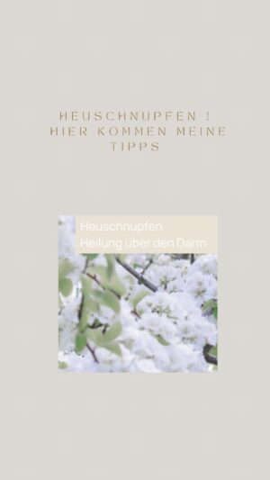 Rebecca Lina Instagram - Ein gesunder Darm, ein allergiefreieres Leben! 

Wusstet ihr, dass ein gesunder Darm dazu beitragen kann, Allergien wie Heuschnupfen zu reduzieren? 🌼 Der Schlüssel liegt im faszinierenden Konzept der Darm-Lungen-Achse- eigentlich total logisch, nachdem ich mich tiefer damit beschäftigt habe. 

Der Darm und die Lunge sind miteinander verbunden und kommunizieren über ein komplexes Netzwerk von Signalen und Immunreaktionen. Eine gesunde Darmflora spielt hierbei eine entscheidende Rolle. Indem sie das Immunsystem reguliert, werden entzündungsfördernde Substanzen reduziert und das Gleichgewicht zwischen entzündungshemmenden und entzündungsfördernden Prozessen aufrechterhalten.Pollen die über die Atemsysteme in unseren Körper gelangen werden als „Feinde“ bekämpft .Das Immunsystem interpretiert bestimmte Eiweiße, die in Pollen enthalten sind, als schädliche Erreger“- das Immunsystem läuft auf Hochtouren. 
Beim nächsten Kontakt mit den Pollen regen die IgE die Mastzellen dazu an, Entzündungsstoffe wie Histamin freizusetzen.Es reizt die Schleimhäute in Nase, Rachen und Augen, um die Pollen-Eiweiße, die es fälschlicherweise für Feinde hält, hinauszuspülen.
🌿Unser Immunsystem liegt im Darm🌿
Eine gestörte Darmflora kann durch Faktoren wie ungesunde Ernährung, Antibiotika oder chronischen Stress verursacht werden. Das kann zu einer erhöhten Durchlässigkeit der Darmwand führen und das Risiko von Allergien erhöhen.

Pflegt euren Darm liebevoll! Eine ballaststoffreiche Ernährung, Probiotika, Stressreduktion und das Vermeiden unnötiger Antibiotika können dazu beitragen, die Gesundheit unseres Darms zu fördern und Allergien wie Heuschnupfen in Schach zu halten. 
- Darm Kuren
- Gute Darm Bakterien 
- Omega 3 mit DHA und EPA 
- Allergie Kräuter Tee Mischungen 
- das Darm Mikrobiom  stärken
- Augentrost Kompressen zur Linderung 
- Spagyrik Spray zu Linderung 
__________
Wichtig für alle Schwangeren !  Bei einer vaginalen Geburt werden die Babys mit wichtigen Bakterien besiedelt unteranderem für ihren Darm- bei einer Bauchgeburt kann es über ein Vaginal Seeding nachgeholt werden. 
#GesunderDarm #AllergienAdieu #DarmLungenAchse #Gesundheit #Heuschnupfen