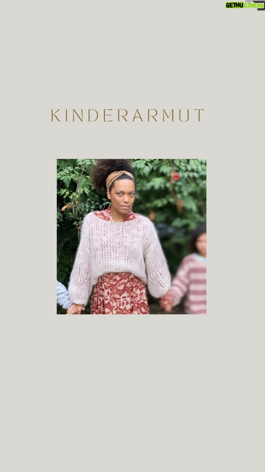 Rebecca Lina - 897 Likes - Kinderarmut in Deutschland – eine Realität, die oft im Verborgenen bleibt, während wir in unserer eigenen Welt leben und unsere Privilegien genießen.Ich lebe mit meinen beiden Kindern in einer Welt des Überflusses. Essen, Kleidung, Schulsachen – all das ist für uns selbstverständlich. Gedanken über zu wenig Geld muss ich mir nicht mehr machen. Dieses Privileg ist mir bewusst und macht mich dankbar und demütig.
Aber es war nicht in immer so. Kurz nachdem ich von einem Tag auf den anderen alleinerziehend wurde und umziehen musste, sah mein Leben ganz anders aus. Plötzlich musste ich alles neu organisieren, und das Geld wurde knapp. Es war nie so knapp, dass wir hungrig ins Bett gehen mussten, aber es war knapp genug, um Abstriche machen zu müssen. Statt abwechslungsreicher Mahlzeiten gab es öfter Nudeln als Gemüse auf unserem Teller.
Diese Erfahrung ist die harte Realität, die viele Familien in Deutschland täglich durchleben. Und es ist oftmals noch schlimmer Kinder, die hungrig zur Schule gehen, weil das Geld für ein ausgewogenes Frühstück fehlt. Kinder, die sich schämen, weil sie nicht die gleiche Kleidung tragen können wie ihre Mitschüler. Kinder, die auf Träume verzichten müssen, weil die finanziellen Mittel fehlen.
Wir dürfen diese Kinder nicht vergessen, sie nicht im Schatten unserer eigenen Privilegien zurücklassen. Kinderarmut ist ein Problem, das angegangen werden muss, denn jedes einzelne dieser Kinder verdient eine faire Chance auf ein glückliches und erfülltes Leben.
Unterschreibt bitte die Petition!
Denn Kinder sind unsere Zukunft, und es liegt in unserer Verantwortung, sicherzustellen, dass diese Zukunft für alle Kinder gleichermaßen hell und voller Möglichkeiten leuchtet!
Unterschreibe die Petition im Bundestag für eine wirksame Kindergrundsicherung - den Link findest du in meiner Story oder über die Petitionsnummer 153338.
Wir brauchen 50k Unterschriften.
Die Petition wird zusammen mit vier weiteren Petitionen am 20.09. bei der Familienkette von @familie_sind_alle
Familienministerium überreicht - wenn du kannst, dann komm‘ um
16:30 Uhr zum Treffpunkt in die Glinkastraße 35, 10117 Berlin
Werde schon jetzt Teil der #instafamilienkette