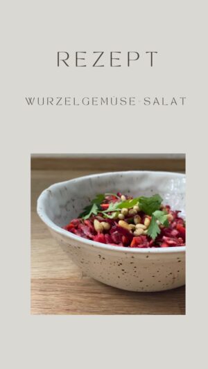 Rebecca Lina Instagram - Ein wenig Erdung ist immer eine gute Idee ! Gerade wenn der Geist mal wieder wie ein Luftballon nach oben zu schweben scheint…. Hier kommt ein super leckeres Rezept, das deinen Organismus unterstützt und deine Wurzel von innen stärkt! 

Rezept 
1  frische Knollen Rote Bete
3 Karotten
1 kleine Kohlrabi
Sellerie nach Geschmack ( oder weglassen ) 
Frische Minze
Frische Petersilie
1/2 Zitrone
3 Löffel Olivenöl
1,5 Löffel Apfelessig oder Dattel Balsamico 
1 kleiner Löffel Dattelsirup 
Pfeffer und Salz 

Alle Knollen raspeln, Kräuter schneiden 

Die Zutaten für die Soße Kurz erwärmen und dann über den Salat geben. 
39 Minuten ziehen lassen 
Geröstete Pinienkerne drüber geben. 
Alles Liebe 
Rebecca 

Rezept Inspirationen durch @ottolenghi