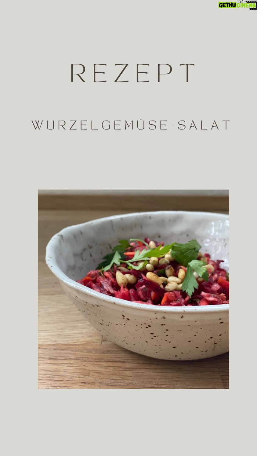 Rebecca Lina - 1.2K Likes - Ein wenig Erdung ist immer eine gute Idee ! Gerade wenn der Geist mal wieder wie ein Luftballon nach oben zu schweben scheint…. Hier kommt ein super leckeres Rezept, das deinen Organismus unterstützt und deine Wurzel von innen stärkt!
Rezept
1 frische Knollen Rote Bete
3 Karotten
1 kleine Kohlrabi
Sellerie nach Geschmack ( oder weglassen )
Frische Minze
Frische Petersilie
1/2 Zitrone
3 Löffel Olivenöl
1,5 Löffel Apfelessig oder Dattel Balsamico
1 kleiner Löffel Dattelsirup
Pfeffer und Salz
Alle Knollen raspeln, Kräuter schneiden
Die Zutaten für die Soße Kurz erwärmen und dann über den Salat geben.
39 Minuten ziehen lassen
Geröstete Pinienkerne drüber geben.
Alles Liebe
Rebecca
Rezept Inspirationen durch @ottolenghi