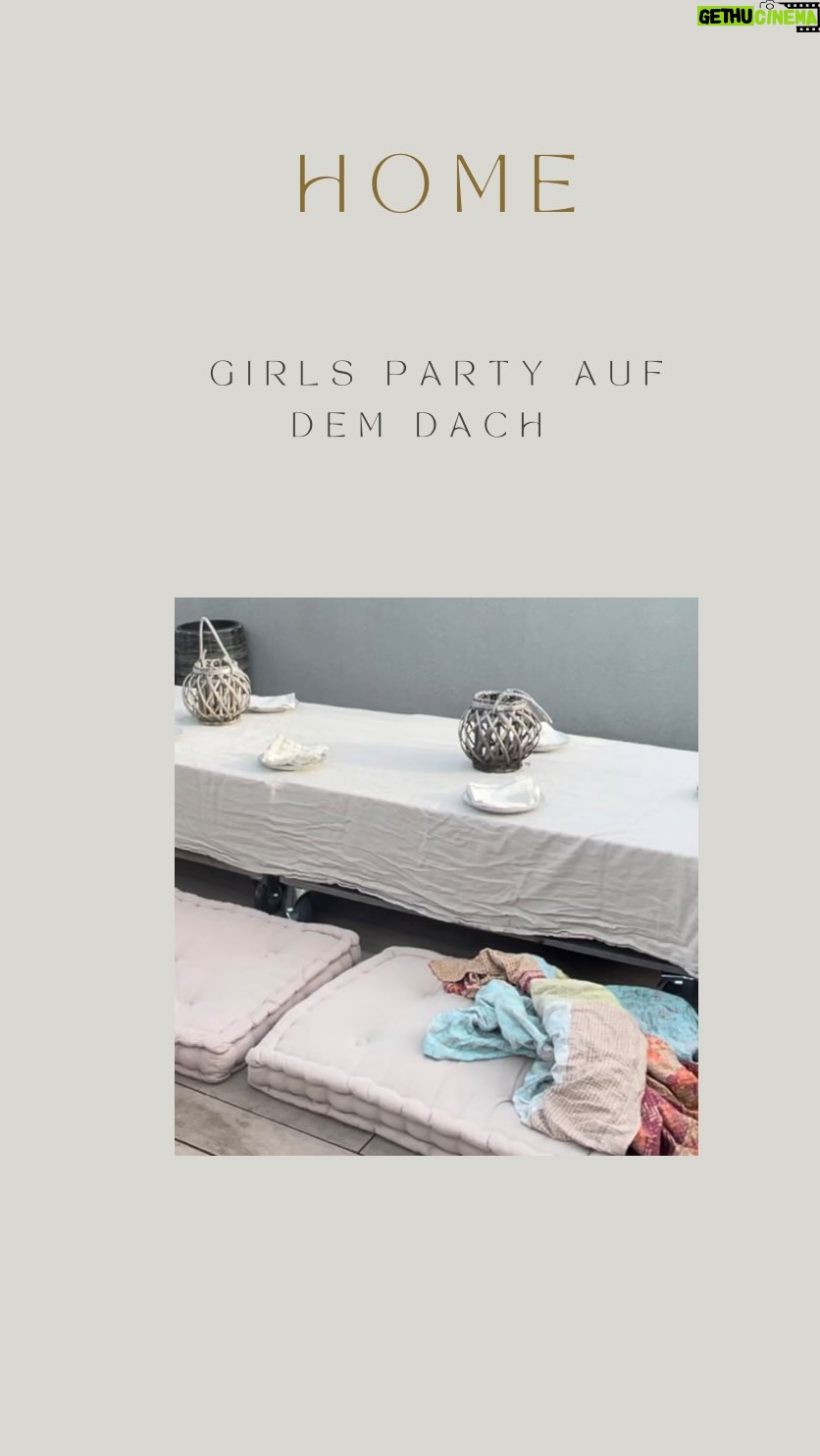 Rebecca Lina - 847 Likes - Girls Night Party
___________
Mama , der Sommer war verregnet, kalt und und ich habe wenig erlebt, ich würde gerne etwas cooles machen… kann ich eine kleine Party machen? Ich finanziere es komplett alleine und räume alles auf!
————————
Das Ergebnis sehr ihr hier ! Es war ein schöner Abend, leckeres Essen ( Green Goddess Salat, vegetarische Burger und Kartoffel Wedges, viele Süßigkeiten, Chips, Kichererbsensalat , Berry Cocktails, Wasser mit Gurke, Rosenblüten und Melisse) eine Nacht in der viel gekichert wurde inklusive Regen und Umzug ins Haus. Waffeln am Morgen in der Sonne. Das Lachen der Mädchen erfüllte das ganze Haus es war so schön.
——————
Ich finde es sooooo sooooo wundervoll zu erleben wie unsere Tochter jeden Moment in ihrem Leben zelebriert und einfach lebt. Es ist auch eine schöne Erinnerung an mich - einfach mal die besten Freundinnen einladen und die Feste feiern einfach so, wie sie einem in den Sinn kommen ohne Grund- einfach nur das Leben die Liebe und Freundschaft feiern. Eine Handvoll einfaches Essen - ein leckeres Getränk fertig.
In diesem Sinne ein schönes Wochenende für euch alle.