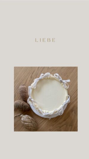 Rebecca Lina Instagram - So viel Liebe 
____________

Der Stille lauschen - ich hoffe ihr habt eine schöne ruhige Zeit - und kommt zur Ruhe. 
Dieser Kuchen war übrigens so köstlich! Gebrannte Mandel mit Tonka - wolkig warme Liebe für die inneren Prozesse. Gefunden bei  @suesseflora ! Danke  für diese wunderschöne Kreation🌿