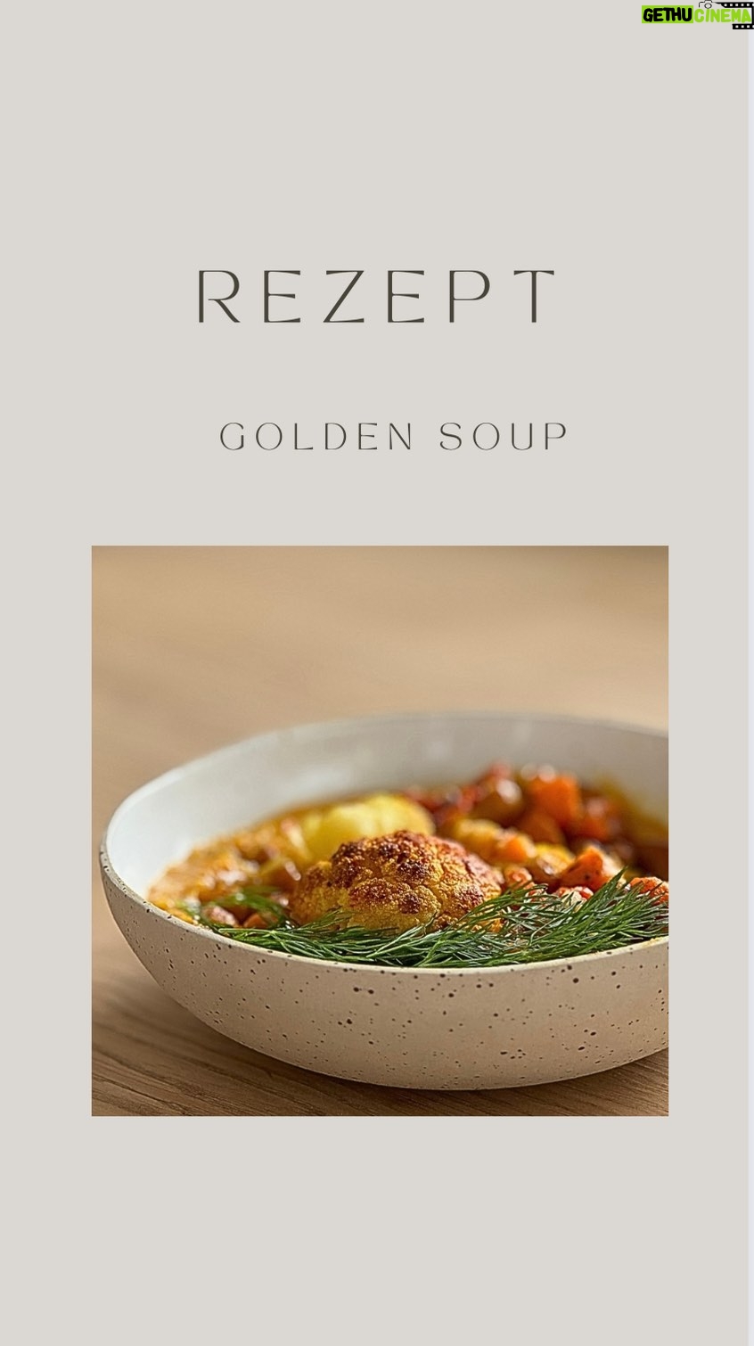Rebecca Lina - 729 Likes - Golden Soup!
Ihr kennt sicher alle golden Milch ?! Ich habe mir gedacht, eine Suppe mit all diesen heilenden Inhaltsstoffen und nährendem, in uns ankommenden Gemüse ist eine gute Idee.
Das schöne an dieser Suppe ist, sie verbindet zwei Elemente! Die flüssig pürierte Suppe trifft auf die selben Zutaten, in im Ofen gerösteter Form. Alle Gewürze nutze ich auch für das Ofengemüse!
Der Geschmack und die heilende Kraft der Zutaten werden dich liebevoll umarmen.
Du brauchst:
Zutaten:
• Olivenöl
• Kichererbsen
• Süßkartoffeln
• Blumenkohl
• Karotten
• Zwiebeln
• Knoblauch
• Ingwer
• Gewürze (Kurkuma, Salz, Pfeffer, Zimt, Paprika )
• Gemüsebrühe
Koche die Suppe püriere sie und garniere dann mit dem Ofengemüse.
Köstlich !!!
Dieses Rezept ist im Zuge unserer Themenwoche entstanden zusammen mit:
@foodbyjos
@von_tisch_zu_tisch
@foodbyjos
@tegernsee_kitchen
@deeskueche
@skueche
@thehungrywarrior