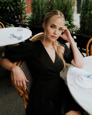 Rebecca Rittenhouse Instagram - Some moments with @roseandivyjournal 🌹Shot by @thealexandraarnold makeup @tyronmachhausen hair @djquintero