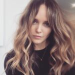 Rebecca Breeds Instagram - TB to Bixie-licious colour and curtain bangs. Love you @shereeknobel_bixiecolour @bixiecolour 🖤🖤🖤