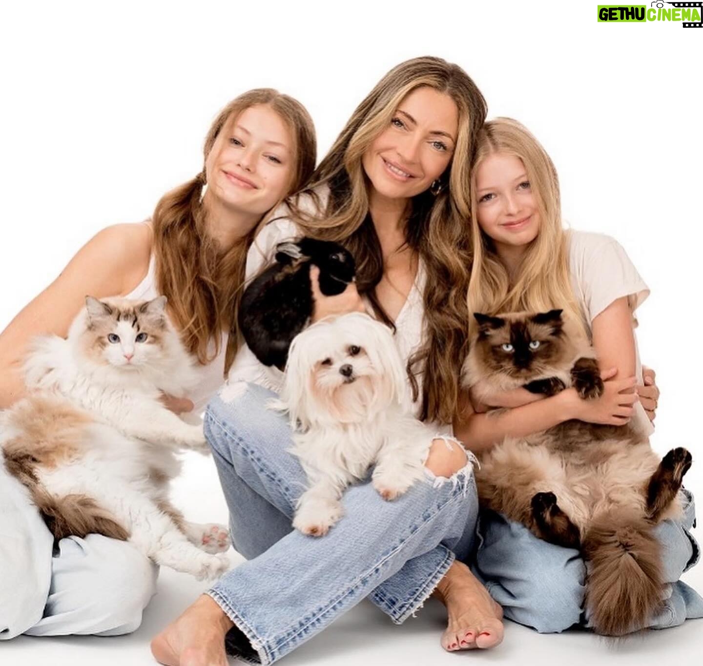 Rebecca Gayheart Instagram - My heart is full today ❤️I’m so incredibly lucky to have my girls with me today and everyday . Sending love to all the moms , dads and parents who are struggling today or having a tough time . It’s not lost on me how lucky I am to be surrounded by my girls , friends and family. #mothersday #gratitude #momofgirls