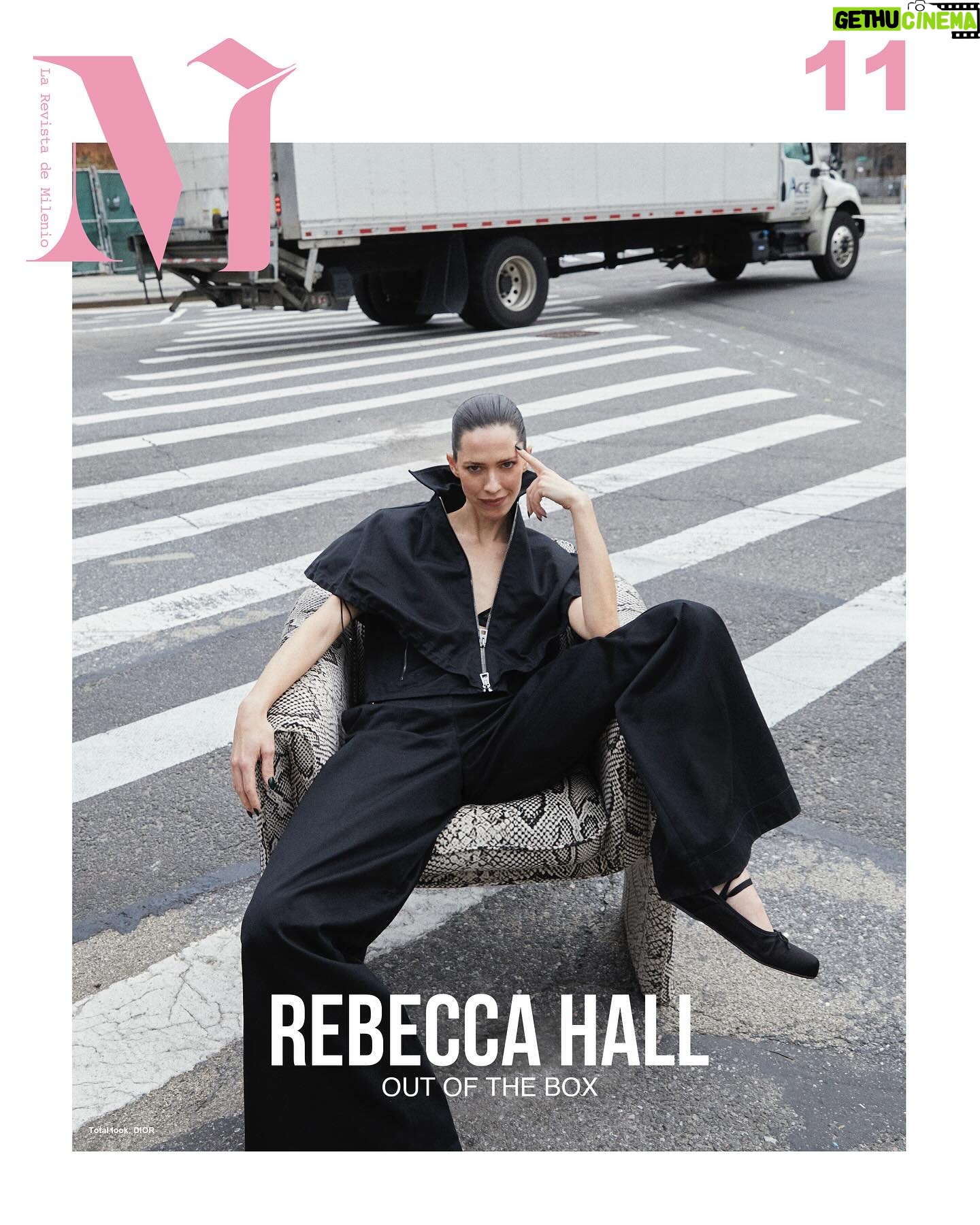 Rebecca Hall Instagram - ISSUE 11 - REBECCA HALL Desde actuar en éxitos de taquilla hasta dirigir, pintar y producir, Rebecca Hall es una voz creativa que desafía expectativas y convenciones. Hall está redefiniendo el concepto de artista, abriendo caminos fuera de lo ordinario. Lee el articulo completo en link en bio. #rebeccahall usando total look @dior Talento: @rebeccahall Editora en jefe/ stylist:@sarahgorereeves Dirección creativa:@ashleysargentprice Fotografía: @colienarentmeester Digital Tech: Christopher Glover Stylist de props: @hellojerryschwartz Pelo: @benskervin Maquillaje: @marywilesmakeup Manicurista: @nailnori Producción: @amandacrayons Coordinación de producción: Hailey Campbell Asistente de fotografía: @lucasharwinnye Asistentes de styling: @danzpda @douglashenrylewis #Issue11 #fashion #Milenio #Moda #RebeccaHall #Dior