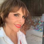 Rebecca Jones Instagram - Sonríe aunque no tengas motivo aparente. Estar vivo es un motivo sumamente poderoso. Felicidades por tu vida! ♥️✌🏼😍