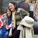 Rebecca Jones Instagram - QUÉ LINDO ES SABER QUE TANTA GENTE ME QUIERE!!! Y QUÉ MANERA TAN LINDA DE DEMOSTRÁRMELO. Como no pude asistir a la premier de NADA QUE VER, Jacobo Nazar @jaynazar y @videocine me organizaron mi propia premiere privada con palomitas y todo 🥰gracias Mónica Rivero y Pablo Martinez de Velazco y gracias por supuesto a mi enorme equipo de prensa @prensadanna que siempre están ahí para mi ☺️🙏🏻 Y que puedo decir del elenco que me acompañó esa noche!!! Invite a las personas que yo más amo, unos de toda la vida, otros, apenas de unos meses para acá, pero todos, todos, han estado conmigo en estos meses tan difíciles de sobrellevar. Y siguen conmigo, sobre todo ahora que se ve el resplandor de la salud perfecta, esa luz de esperanza tan añorada. Algunos no pudieron asistir por cuestiones de trabajo, pero se perfectamente que su corazón está conmigo. Si. Ya se que estoy muy delgada , pero bien dice Saint-Exuperie : lo esencial es invisible a los ojos. (Y créanme, 8 días en terapia intensiva, adelgazan a cualquiera, ya los recuperaré), pero esa es la menor de mis preocupaciones, ahora sólo se que cada día estoy más fuerte y sana. Y no, no pido un milagro como algunos dicen por ahí, porque se que Dios SIEMPRE está conmigo, no. Tampoco estoy “luchando” porque todos luchamos día con día por vivir ( al menos yo pienso que así debería ser). Lo que si estoy haciendo es disfrutar de cada segundo de vida, probando sus manjares, sus momentos agridulces, aprendiendo de las cosas bellas y no tan bellas. Pensando cosas lindas. Por supuesto que me sigo cuidando, y para eso no sólo estoy con la medicina alópata, sino también con la alternativa. Estoy con un biólogo maravilloso que reside en Monterrey, Alberto Valdez Marroquin. Ya les platicaré la joya con la que me topé. Mientras tanto, si me estás leyendo y me quieres, no me tengas lástima, pues eso se acerca más al lamento, al quejido, y yo estoy muy pero muy lejana a eso. Más bien piensa cosas lindas, para que esos pensamientos se conviertan en polvos mágicos, se materialicen y se haga un enorme y colectivo pensamiento mágico!!!! LES AMO!!!! ♥️♥️♥️♥️♥️♥️ VAYAN A VERLA! Está buenísima y está súper divertida!!!!