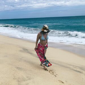 Rebecca Jones Instagram - De nuevo frente al Pacifico, que de pacífico no tiene nada ♥️ 🌊 

#surfersparadise #loscabos