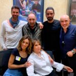 Rebecca Jones Instagram - Les presento a mi encantadora familia de ficción 🤩♥️🥰 @marcontrerasof @matlechat @diego_amoz Los papás en el set, los que dirigen el barco, 🙏🏻estos dos grandes @salvadorgarcni @feznoriega Gracias @elgueromex por invitarme a ser Lucía en esta gran historia ♥️ #cabo OCTUBRE 24/2022 🌴🌴9:30 de la noche 🌴🌴 @canalestrellas @televisa