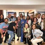 Rebecca Jones Instagram - QUÉ LINDO ES SABER QUE TANTA GENTE ME QUIERE!!! Y QUÉ MANERA TAN LINDA DE DEMOSTRÁRMELO. Como no pude asistir a la premier de NADA QUE VER, Jacobo Nazar @jaynazar y @videocine me organizaron mi propia premiere privada con palomitas y todo 🥰gracias Mónica Rivero y Pablo Martinez de Velazco y gracias por supuesto a mi enorme equipo de prensa @prensadanna que siempre están ahí para mi ☺️🙏🏻 Y que puedo decir del elenco que me acompañó esa noche!!! Invite a las personas que yo más amo, unos de toda la vida, otros, apenas de unos meses para acá, pero todos, todos, han estado conmigo en estos meses tan difíciles de sobrellevar. Y siguen conmigo, sobre todo ahora que se ve el resplandor de la salud perfecta, esa luz de esperanza tan añorada. Algunos no pudieron asistir por cuestiones de trabajo, pero se perfectamente que su corazón está conmigo. Si. Ya se que estoy muy delgada , pero bien dice Saint-Exuperie : lo esencial es invisible a los ojos. (Y créanme, 8 días en terapia intensiva, adelgazan a cualquiera, ya los recuperaré), pero esa es la menor de mis preocupaciones, ahora sólo se que cada día estoy más fuerte y sana. Y no, no pido un milagro como algunos dicen por ahí, porque se que Dios SIEMPRE está conmigo, no. Tampoco estoy “luchando” porque todos luchamos día con día por vivir ( al menos yo pienso que así debería ser). Lo que si estoy haciendo es disfrutar de cada segundo de vida, probando sus manjares, sus momentos agridulces, aprendiendo de las cosas bellas y no tan bellas. Pensando cosas lindas. Por supuesto que me sigo cuidando, y para eso no sólo estoy con la medicina alópata, sino también con la alternativa. Estoy con un biólogo maravilloso que reside en Monterrey, Alberto Valdez Marroquin. Ya les platicaré la joya con la que me topé. Mientras tanto, si me estás leyendo y me quieres, no me tengas lástima, pues eso se acerca más al lamento, al quejido, y yo estoy muy pero muy lejana a eso. Más bien piensa cosas lindas, para que esos pensamientos se conviertan en polvos mágicos, se materialicen y se haga un enorme y colectivo pensamiento mágico!!!! LES AMO!!!! ♥️♥️♥️♥️♥️♥️ VAYAN A VERLA! Está buenísima y está súper divertida!!!!