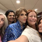 Rebecca Jones Instagram - QUÉ LINDO ES SABER QUE TANTA GENTE ME QUIERE!!! Y QUÉ MANERA TAN LINDA DE DEMOSTRÁRMELO. Como no pude asistir a la premier de NADA QUE VER, Jacobo Nazar @jaynazar y @videocine me organizaron mi propia premiere privada con palomitas y todo 🥰gracias Mónica Rivero y Pablo Martinez de Velazco y gracias por supuesto a mi enorme equipo de prensa @prensadanna que siempre están ahí para mi ☺️🙏🏻 Y que puedo decir del elenco que me acompañó esa noche!!! Invite a las personas que yo más amo, unos de toda la vida, otros, apenas de unos meses para acá, pero todos, todos, han estado conmigo en estos meses tan difíciles de sobrellevar. Y siguen conmigo, sobre todo ahora que se ve el resplandor de la salud perfecta, esa luz de esperanza tan añorada. Algunos no pudieron asistir por cuestiones de trabajo, pero se perfectamente que su corazón está conmigo. Si. Ya se que estoy muy delgada , pero bien dice Saint-Exuperie : lo esencial es invisible a los ojos. (Y créanme, 8 días en terapia intensiva, adelgazan a cualquiera, ya los recuperaré), pero esa es la menor de mis preocupaciones, ahora sólo se que cada día estoy más fuerte y sana. Y no, no pido un milagro como algunos dicen por ahí, porque se que Dios SIEMPRE está conmigo, no. Tampoco estoy “luchando” porque todos luchamos día con día por vivir ( al menos yo pienso que así debería ser). Lo que si estoy haciendo es disfrutar de cada segundo de vida, probando sus manjares, sus momentos agridulces, aprendiendo de las cosas bellas y no tan bellas. Pensando cosas lindas. Por supuesto que me sigo cuidando, y para eso no sólo estoy con la medicina alópata, sino también con la alternativa. Estoy con un biólogo maravilloso que reside en Monterrey, Alberto Valdez Marroquin. Ya les platicaré la joya con la que me topé. Mientras tanto, si me estás leyendo y me quieres, no me tengas lástima, pues eso se acerca más al lamento, al quejido, y yo estoy muy pero muy lejana a eso. Más bien piensa cosas lindas, para que esos pensamientos se conviertan en polvos mágicos, se materialicen y se haga un enorme y colectivo pensamiento mágico!!!! LES AMO!!!! ♥️♥️♥️♥️♥️♥️ VAYAN A VERLA! Está buenísima y está súper divertida!!!!