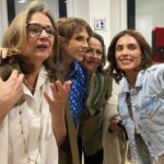Rebecca Jones Instagram - QUÉ LINDO ES SABER QUE TANTA GENTE ME QUIERE!!! Y QUÉ MANERA TAN LINDA DE DEMOSTRÁRMELO. Como no pude asistir a la premier de NADA QUE VER, Jacobo Nazar @jaynazar y @videocine me organizaron mi propia premiere privada con palomitas y todo 🥰gracias Mónica Rivero y Pablo Martinez de Velazco y gracias por supuesto a mi enorme equipo de prensa @prensadanna que siempre están ahí para mi ☺️🙏🏻 Y que puedo decir del elenco que me acompañó esa noche!!! Invite a las personas que yo más amo, unos de toda la vida, otros, apenas de unos meses para acá, pero todos, todos, han estado conmigo en estos meses tan difíciles de sobrellevar. Y siguen conmigo, sobre todo ahora que se ve el resplandor de la salud perfecta, esa luz de esperanza tan añorada. Algunos no pudieron asistir por cuestiones de trabajo, pero se perfectamente que su corazón está conmigo. Si. Ya se que estoy muy delgada , pero bien dice Saint-Exuperie : lo esencial es invisible a los ojos. (Y créanme, 8 días en terapia intensiva, adelgazan a cualquiera, ya los recuperaré), pero esa es la menor de mis preocupaciones, ahora sólo se que cada día estoy más fuerte y sana. Y no, no pido un milagro como algunos dicen por ahí, porque se que Dios SIEMPRE está conmigo, no. Tampoco estoy “luchando” porque todos luchamos día con día por vivir ( al menos yo pienso que así debería ser). Lo que si estoy haciendo es disfrutar de cada segundo de vida, probando sus manjares, sus momentos agridulces, aprendiendo de las cosas bellas y no tan bellas. Pensando cosas lindas. Por supuesto que me sigo cuidando, y para eso no sólo estoy con la medicina alópata, sino también con la alternativa. Estoy con un biólogo maravilloso que reside en Monterrey, Alberto Valdez Marroquin. Ya les platicaré la joya con la que me topé. Mientras tanto, si me estás leyendo y me quieres, no me tengas lástima, pues eso se acerca más al lamento, al quejido, y yo estoy muy pero muy lejana a eso. Más bien piensa cosas lindas, para que esos pensamientos se conviertan en polvos mágicos, se materialicen y se haga un enorme y colectivo pensamiento mágico!!!! LES AMO!!!! ♥️♥️♥️♥️♥️♥️ VAYAN A VERLA! Está buenísima y está súper divertida!!!!