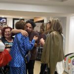 Rebecca Jones Instagram - QUÉ LINDO ES SABER QUE TANTA GENTE ME QUIERE!!! Y QUÉ MANERA TAN LINDA DE DEMOSTRÁRMELO. Como no pude asistir a la premier de NADA QUE VER, Jacobo Nazar @jaynazar y @videocine me organizaron mi propia premiere privada con palomitas y todo 🥰gracias Mónica Rivero y Pablo Martinez de Velazco y gracias por supuesto a mi enorme equipo de prensa @prensadanna que siempre están ahí para mi ☺️🙏🏻 Y que puedo decir del elenco que me acompañó esa noche!!! Invite a las personas que yo más amo, unos de toda la vida, otros, apenas de unos meses para acá, pero todos, todos, han estado conmigo en estos meses tan difíciles de sobrellevar. Y siguen conmigo, sobre todo ahora que se ve el resplandor de la salud perfecta, esa luz de esperanza tan añorada. Algunos no pudieron asistir por cuestiones de trabajo, pero se perfectamente que su corazón está conmigo. Si. Ya se que estoy muy delgada , pero bien dice Saint-Exuperie : lo esencial es invisible a los ojos. (Y créanme, 8 días en terapia intensiva, adelgazan a cualquiera, ya los recuperaré), pero esa es la menor de mis preocupaciones, ahora sólo se que cada día estoy más fuerte y sana. Y no, no pido un milagro como algunos dicen por ahí, porque se que Dios SIEMPRE está conmigo, no. Tampoco estoy “luchando” porque todos luchamos día con día por vivir ( al menos yo pienso que así debería ser). Lo que si estoy haciendo es disfrutar de cada segundo de vida, probando sus manjares, sus momentos agridulces, aprendiendo de las cosas bellas y no tan bellas. Pensando cosas lindas. Por supuesto que me sigo cuidando, y para eso no sólo estoy con la medicina alópata, sino también con la alternativa. Estoy con un biólogo maravilloso que reside en Monterrey, Alberto Valdez Marroquin. Ya les platicaré la joya con la que me topé. Mientras tanto, si me estás leyendo y me quieres, no me tengas lástima, pues eso se acerca más al lamento, al quejido, y yo estoy muy pero muy lejana a eso. Más bien piensa cosas lindas, para que esos pensamientos se conviertan en polvos mágicos, se materialicen y se haga un enorme y colectivo pensamiento mágico!!!! LES AMO!!!! ♥️♥️♥️♥️♥️♥️ VAYAN A VERLA! Está buenísima y está súper divertida!!!!
